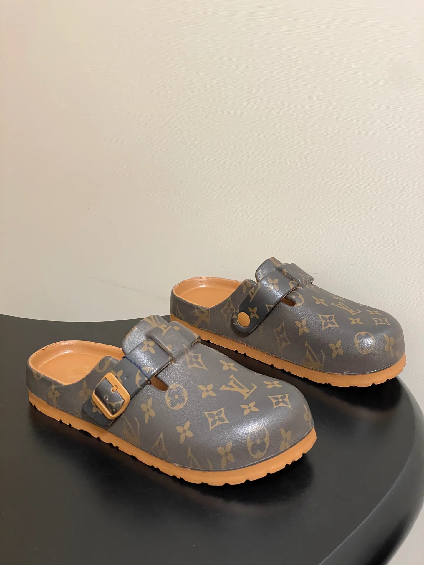 Шлепанцы Женские Louis Vuitton 11579016