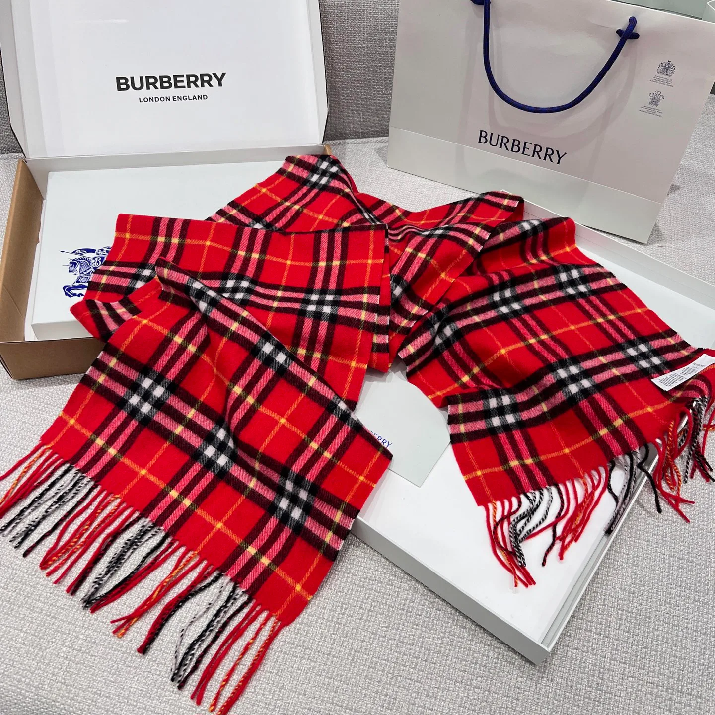 Шарфы Burberry 17945468