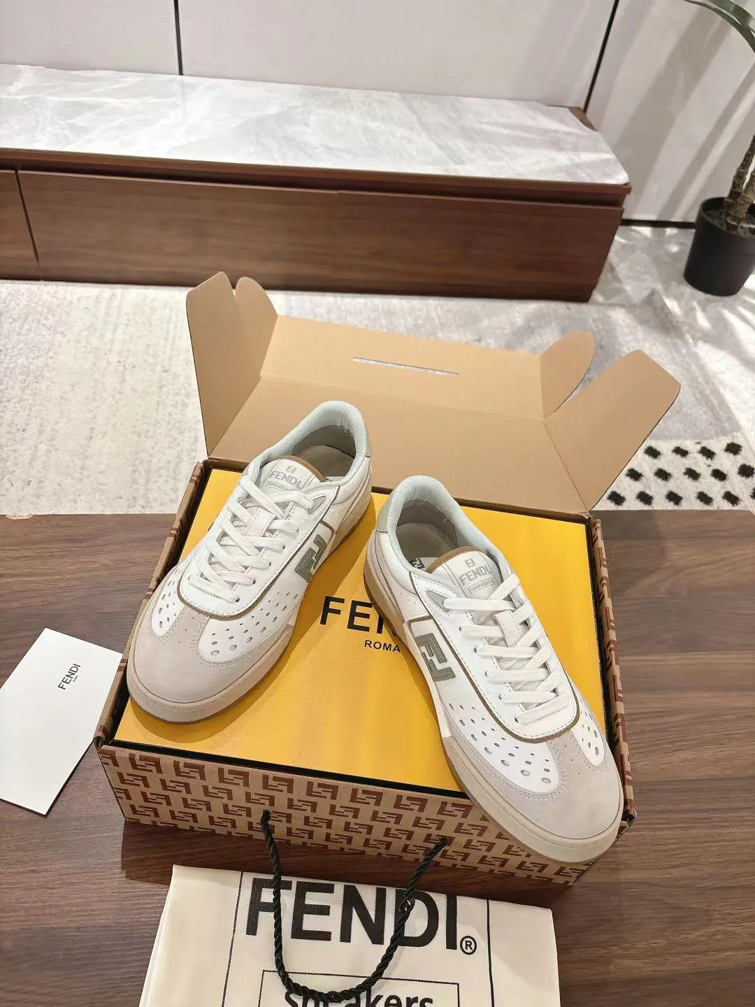 Кроссовки Женские Fendi 18219519