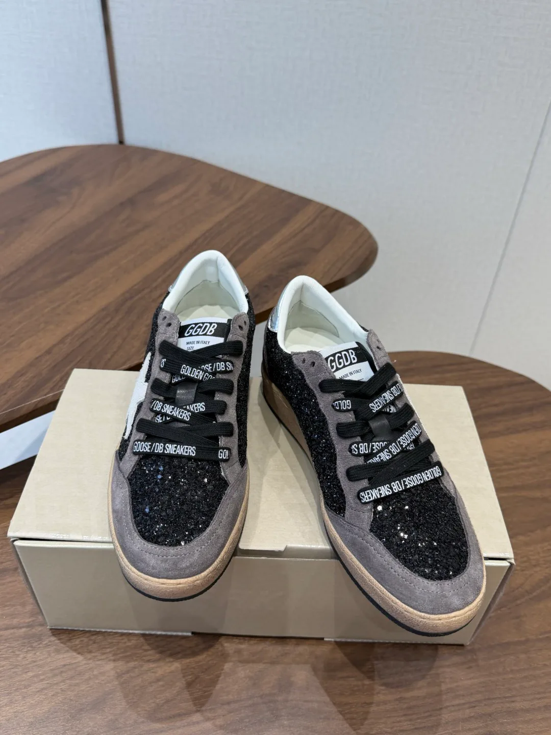 Кроссовки Женские Golden Goose 18357249