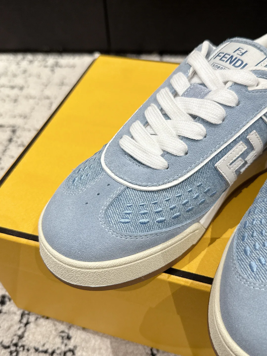 Кроссовки Женские Fendi 11567533
