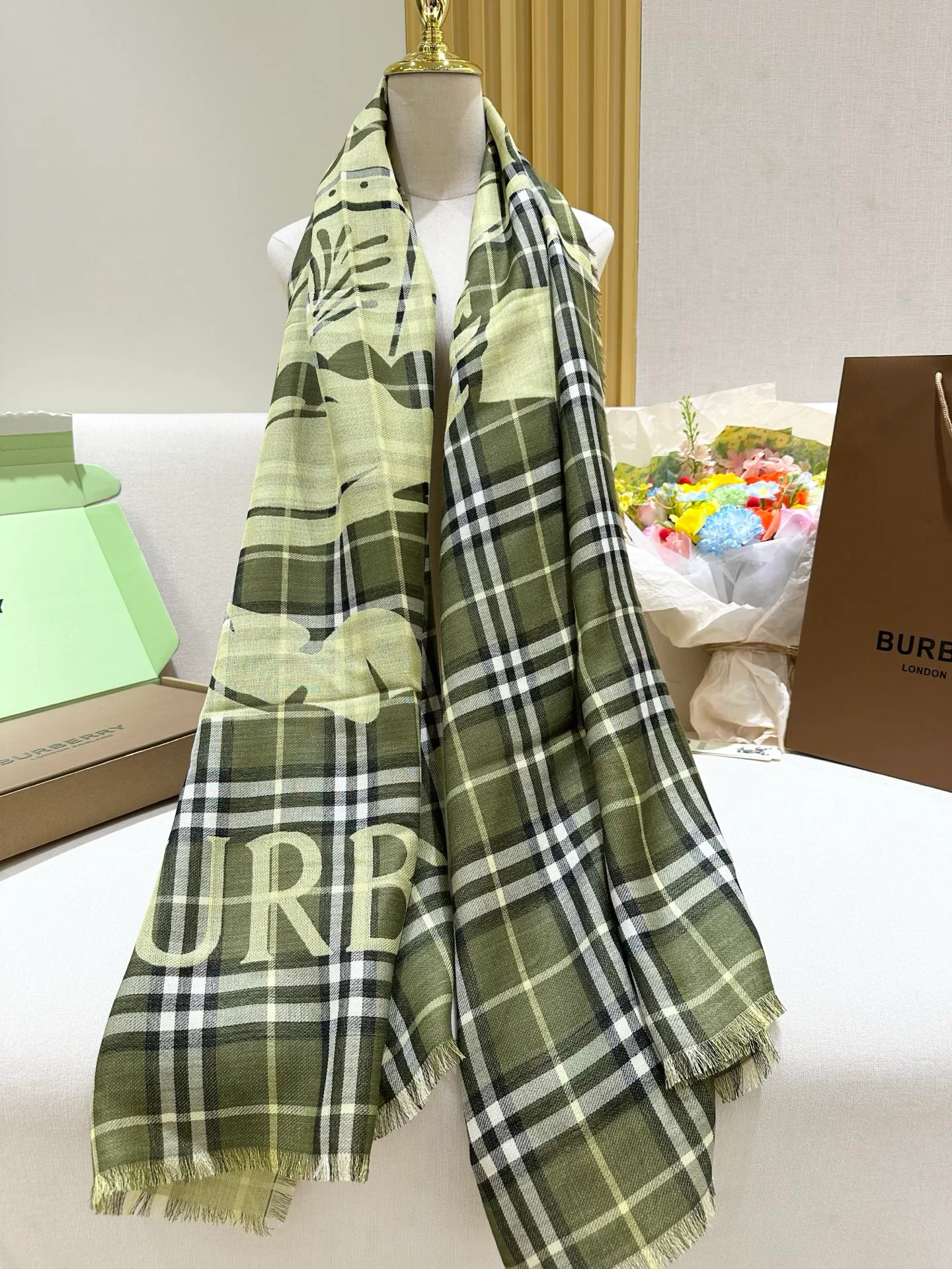 Шарфы Burberry 17991551