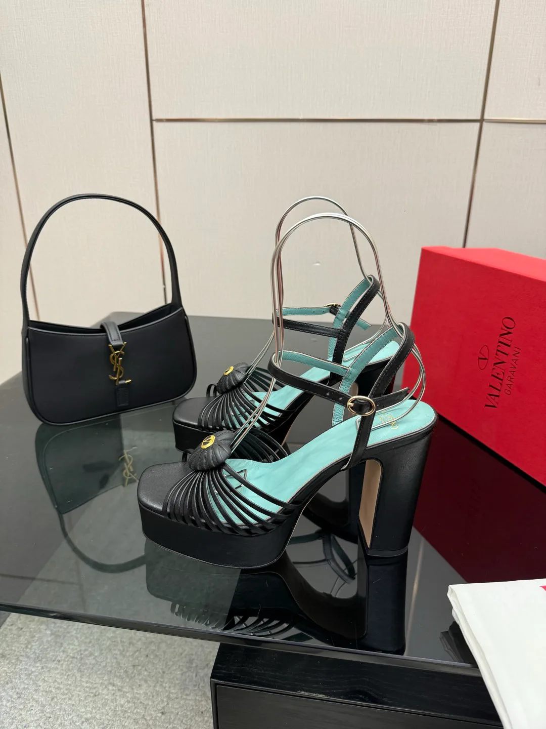 Босоножки Женские Valentino 5052050