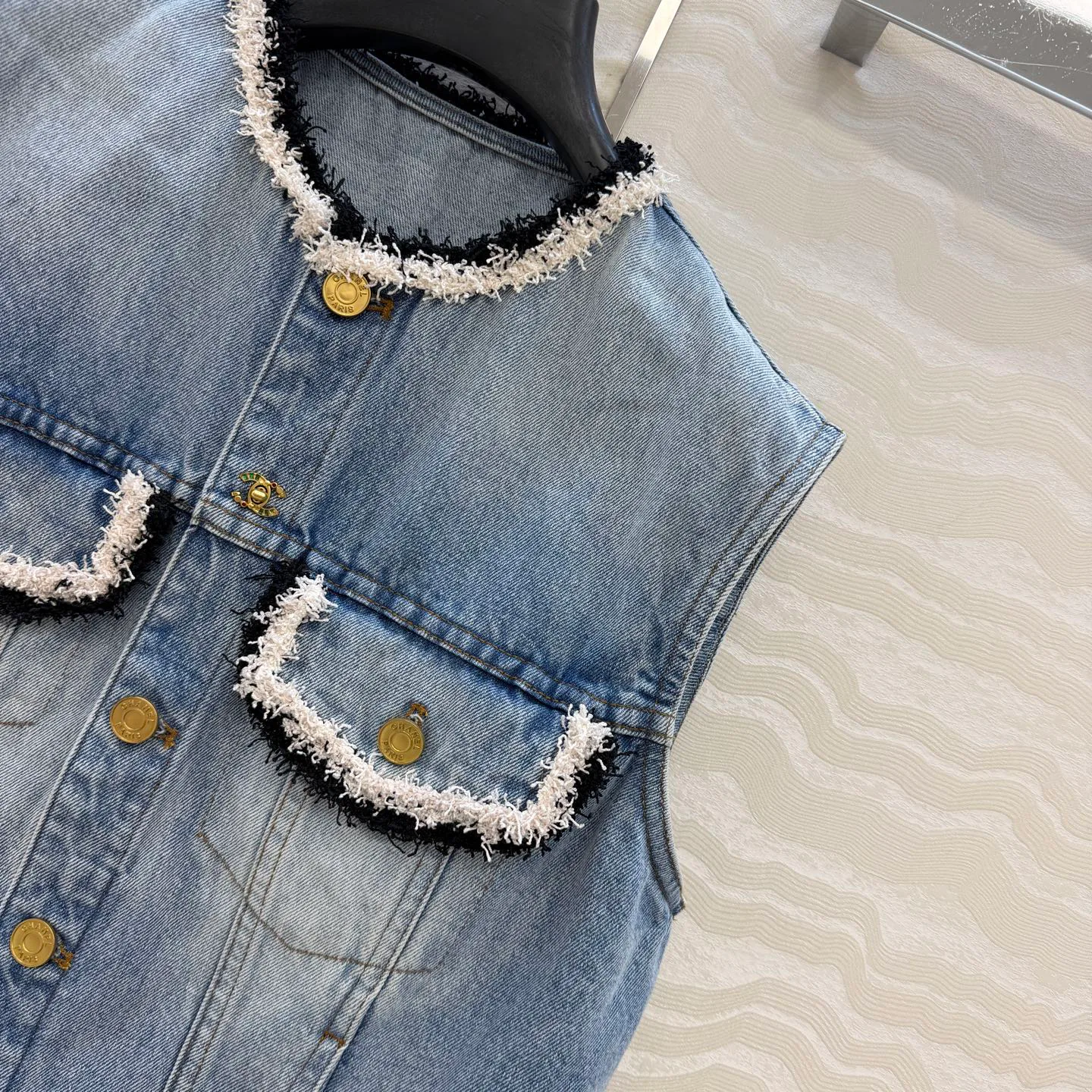 Жилеты Женские Chanel 18598835