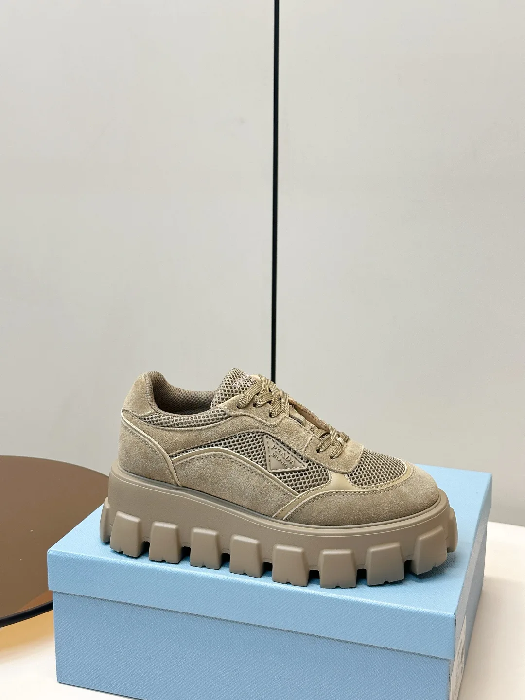 Кроссовки Женские Prada 18133085