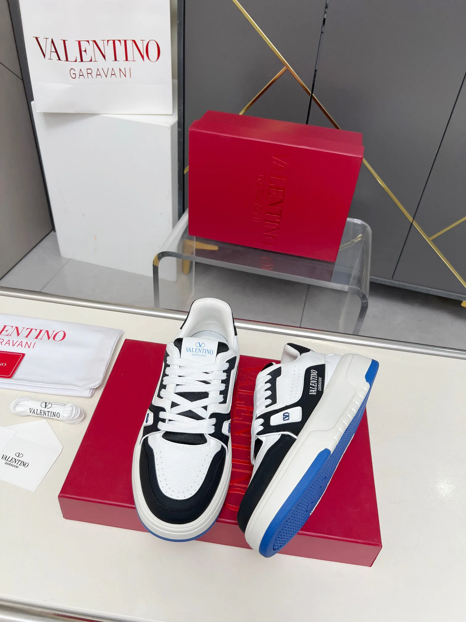 Кроссовки Женские Valentino 17518