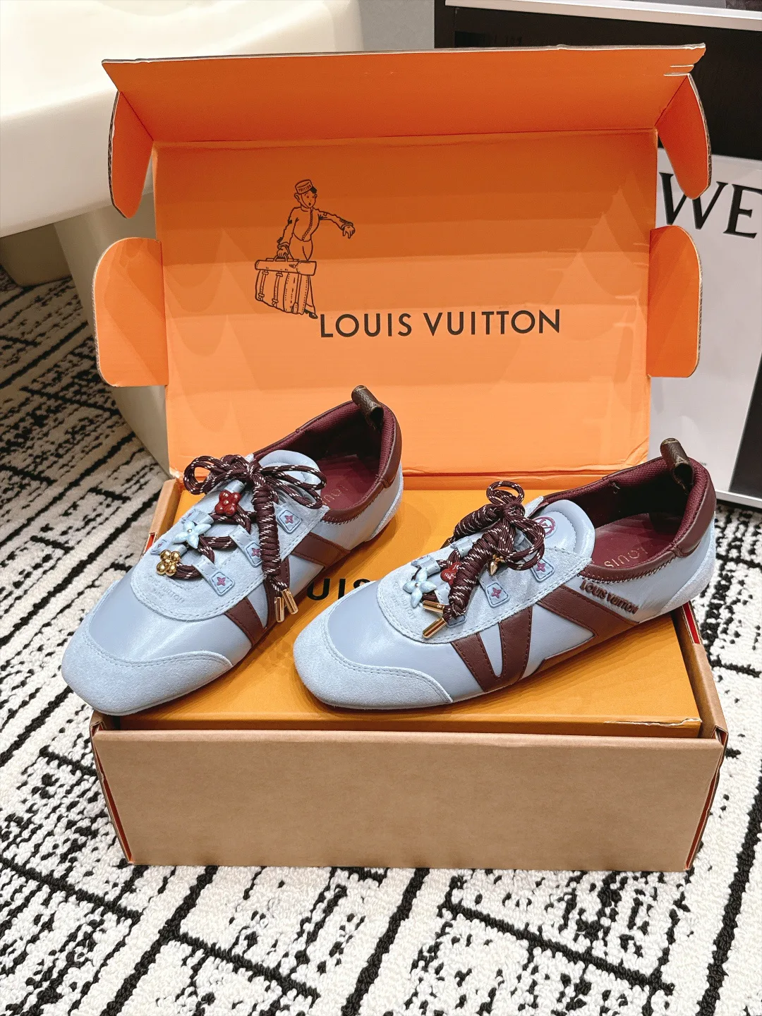Кроссовки Женские Louis Vuitton 17978321