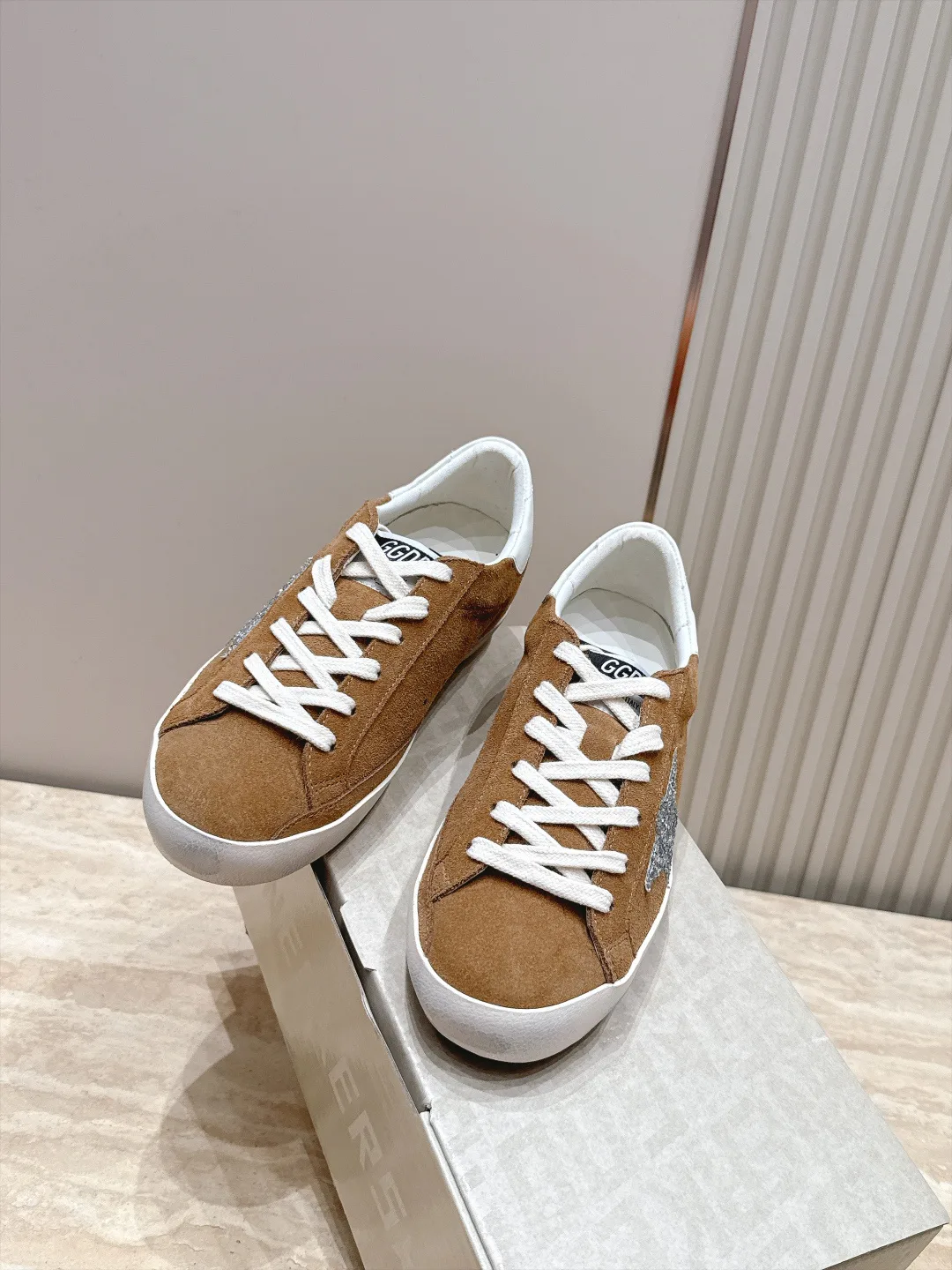 Кроссовки Женские Golden Goose 17963437