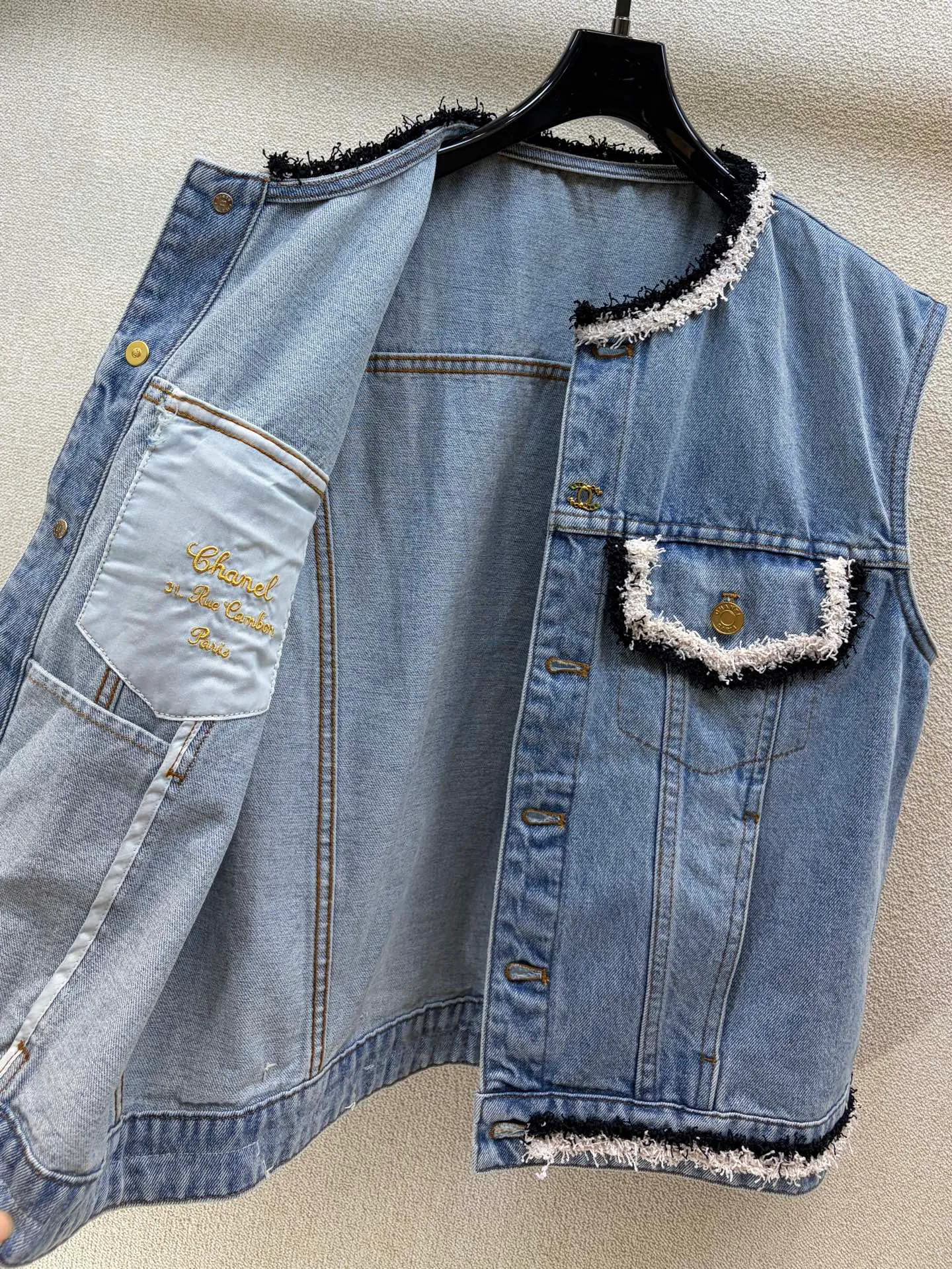 Жилеты Женские Chanel 18605857