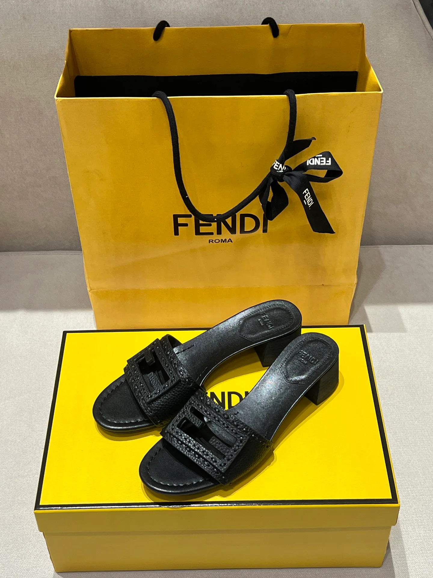 Шлепанцы Женские Fendi 17594299