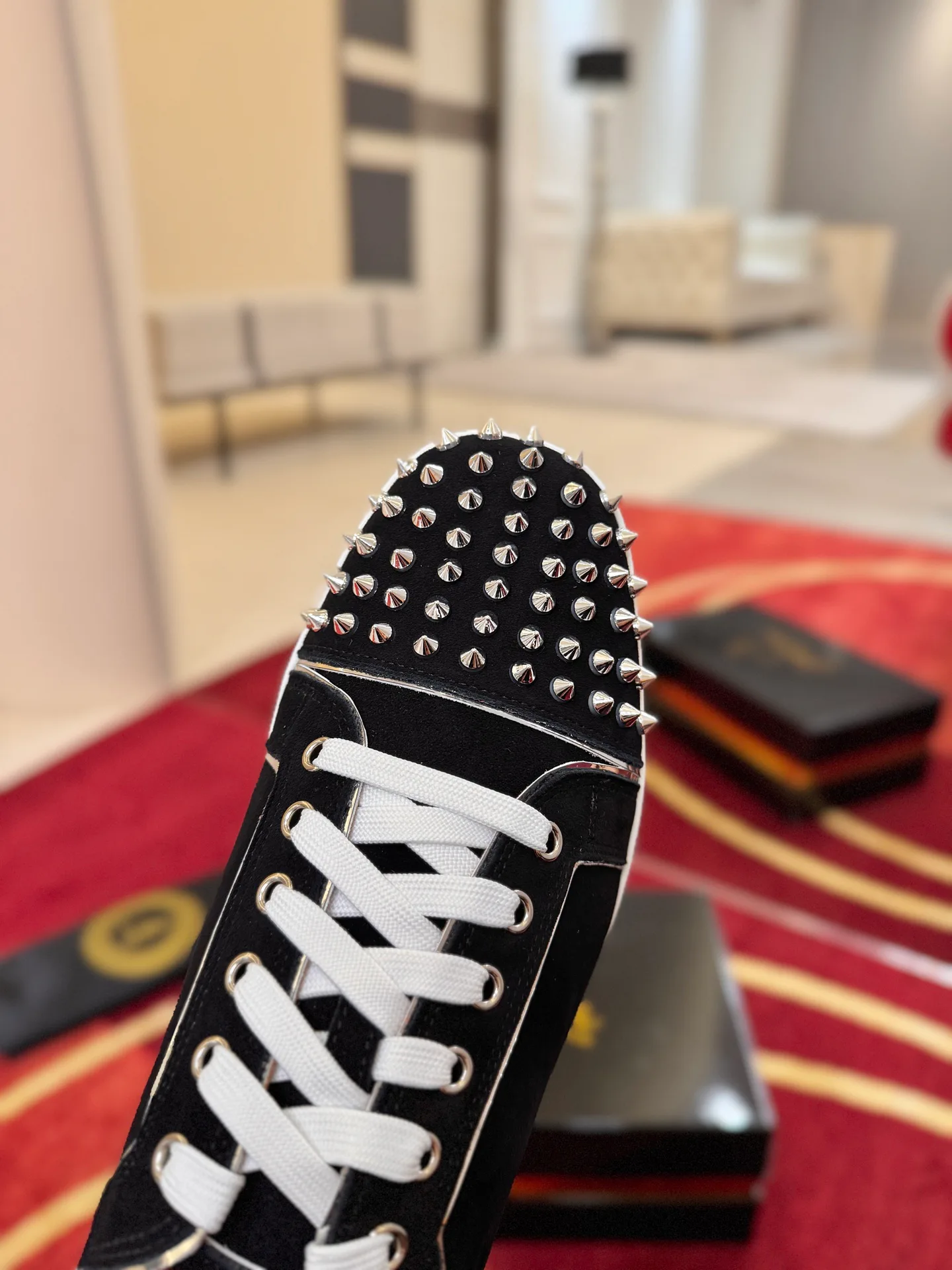 Кроссовки Женские Christian Louboutin 19636672