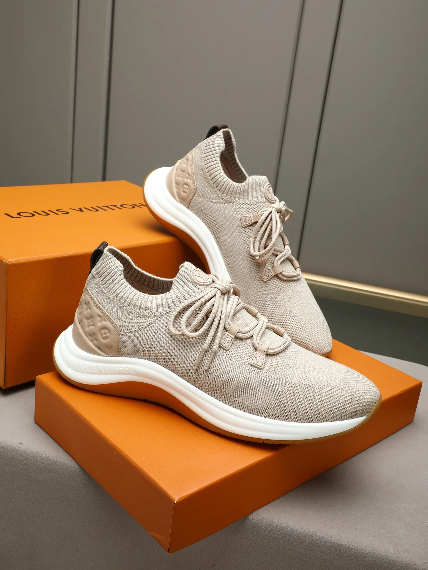Кроссовки Женские Louis Vuitton 17947267