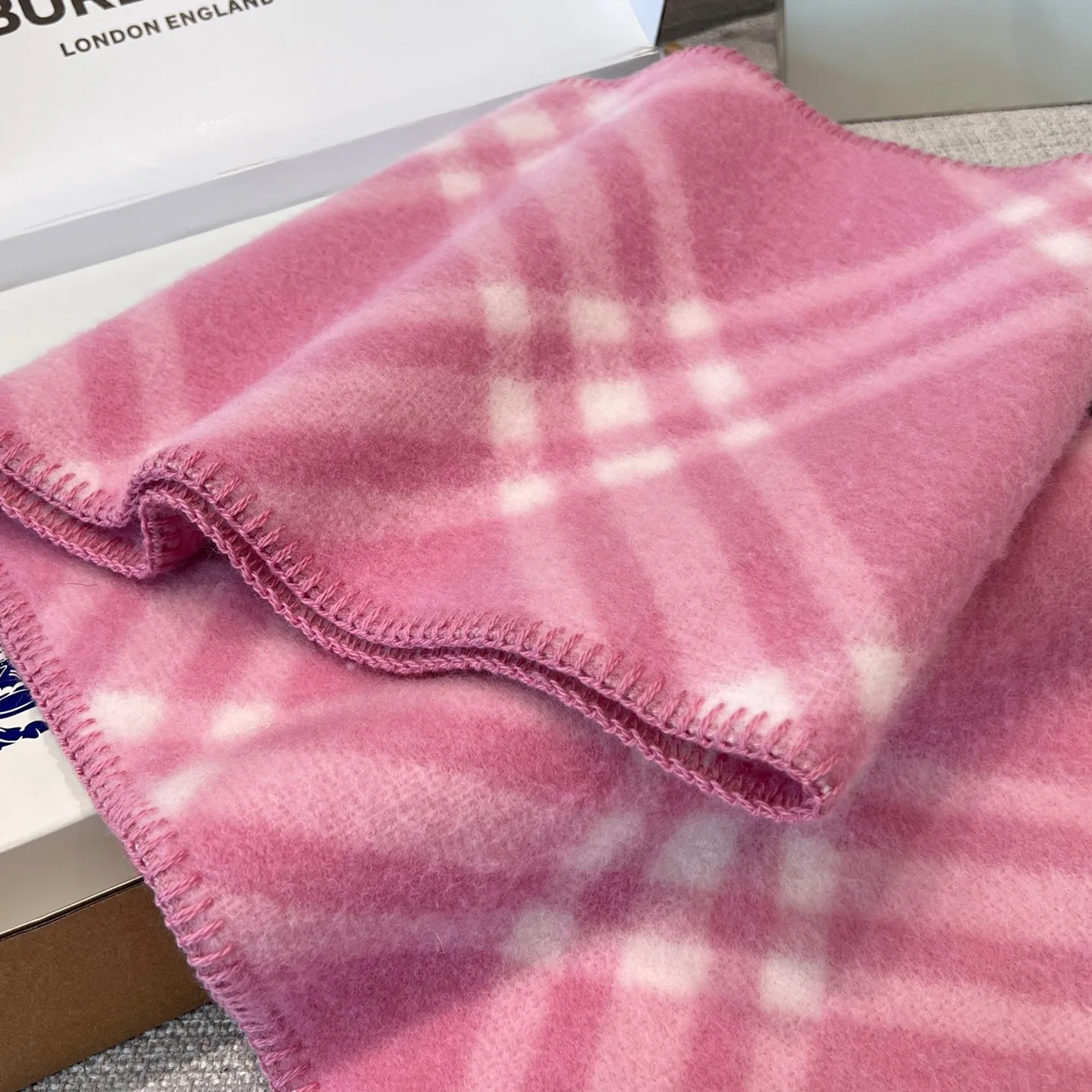 Шарфы Burberry 17945208