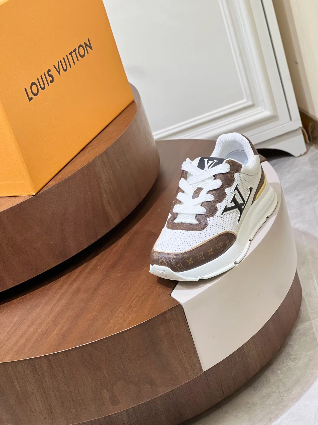 Кроссовки Женские Louis Vuitton 17460370