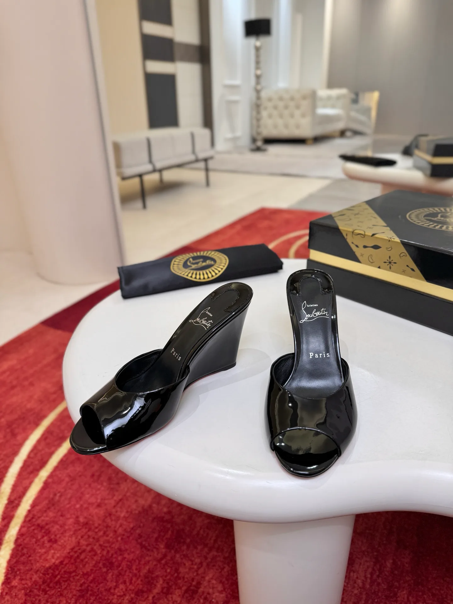 Босоножки Женские Christian Louboutin 18500932
