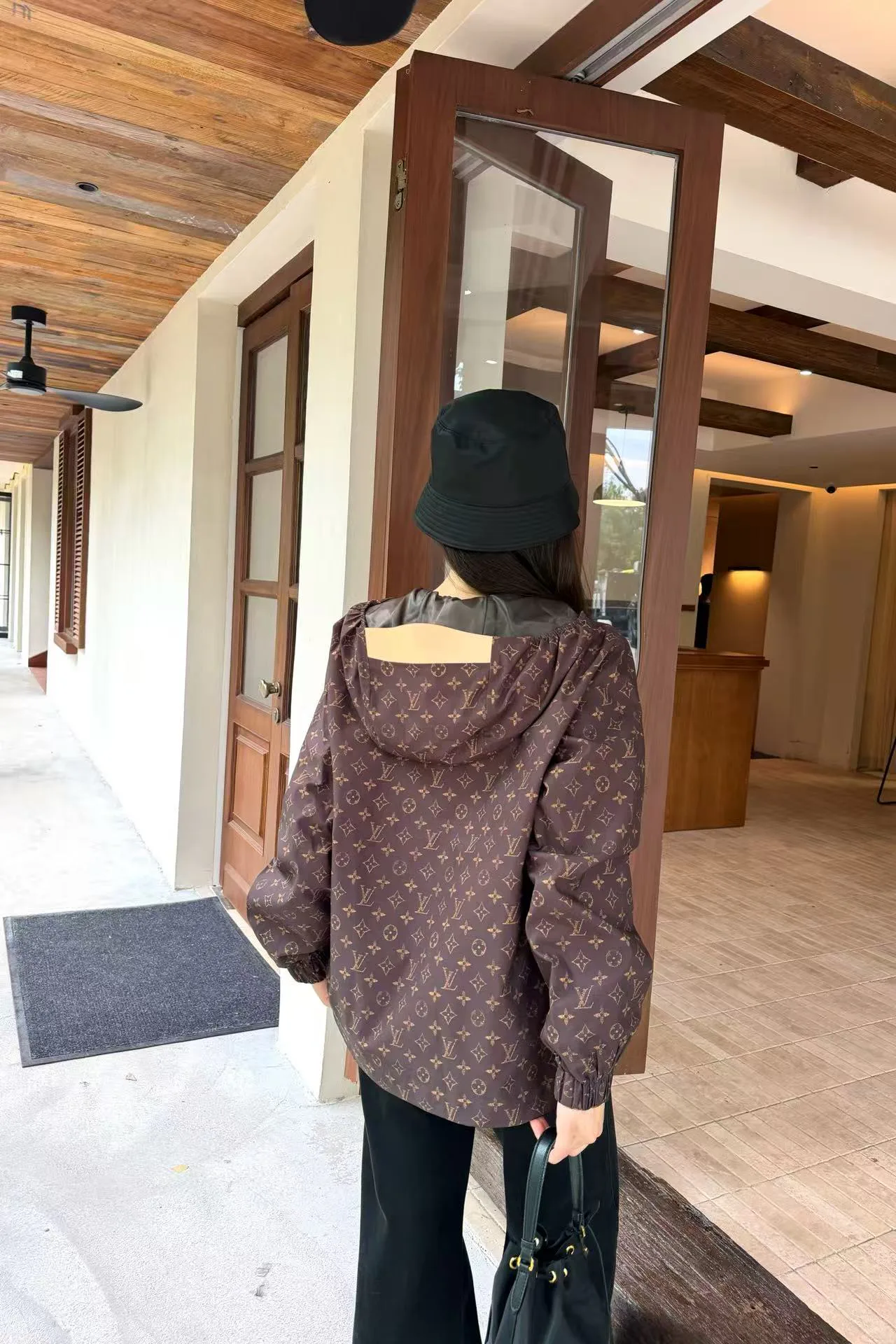 Куртки И Пуховики Женские Louis Vuitton 18348321