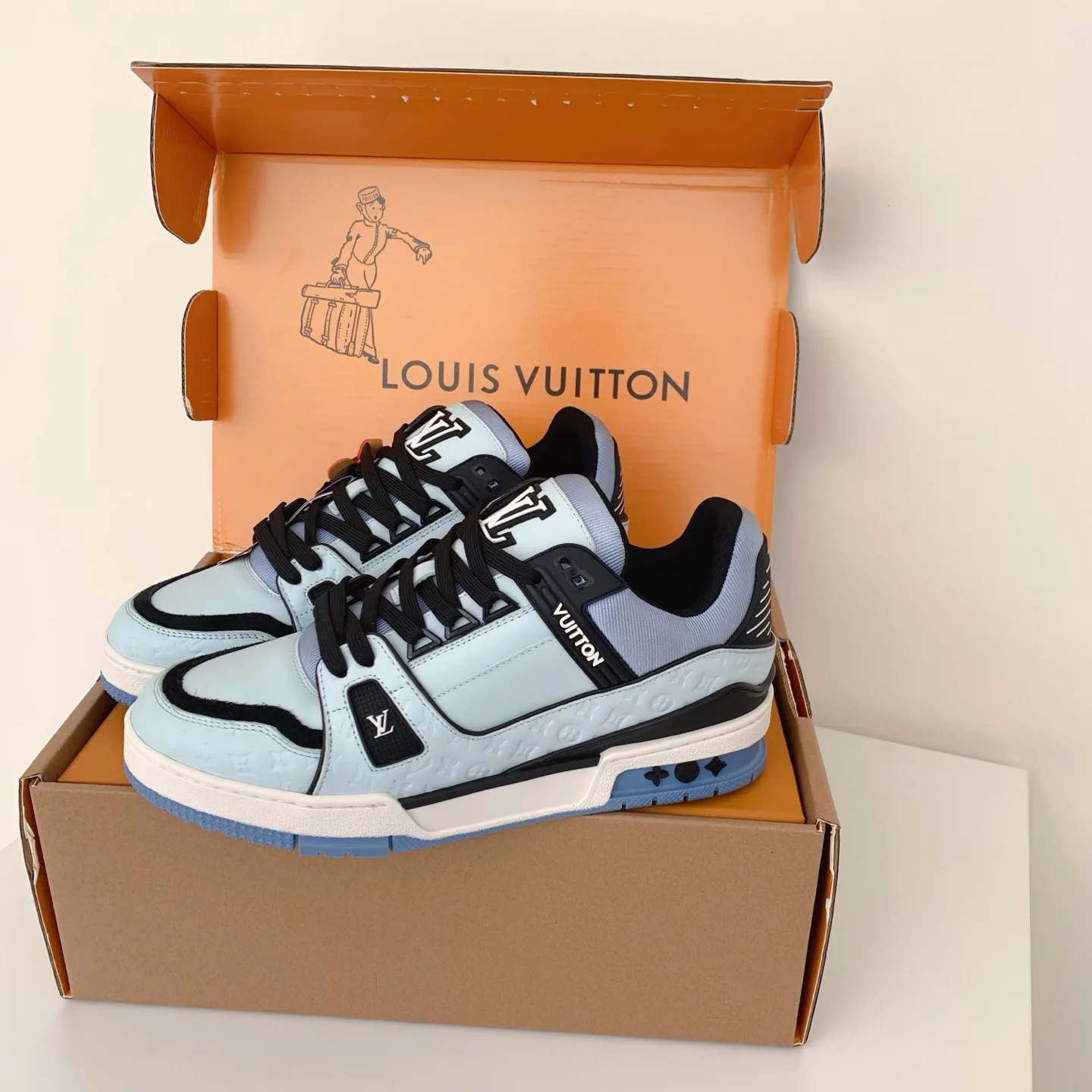 Кроссовки Женские Louis Vuitton 18258380