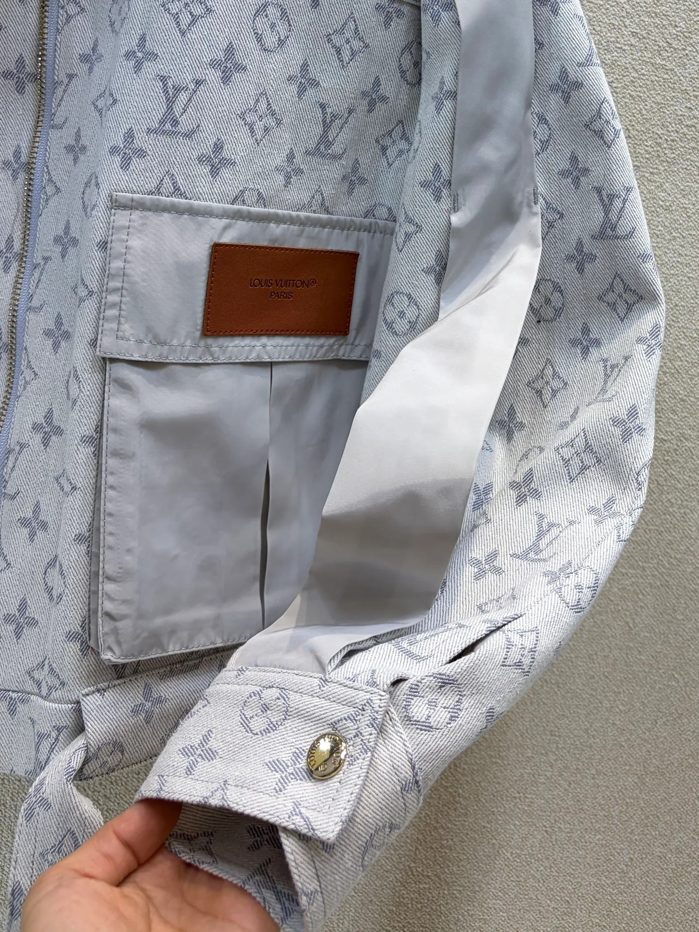 Куртки И Пуховики Женские Louis Vuitton 18408055
