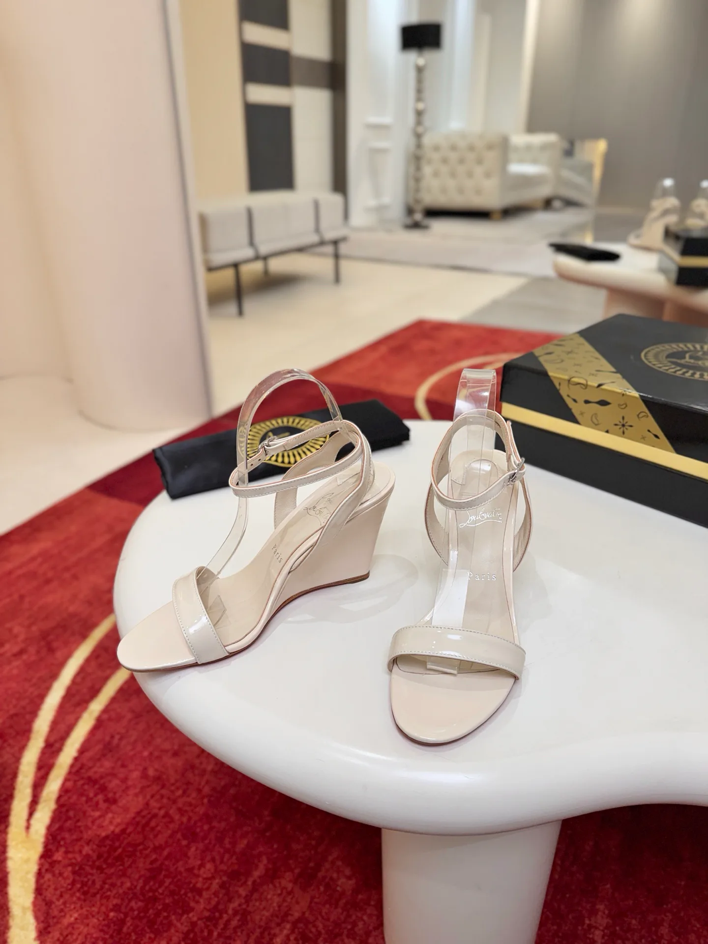 Босоножки Женские Christian Louboutin 18500925