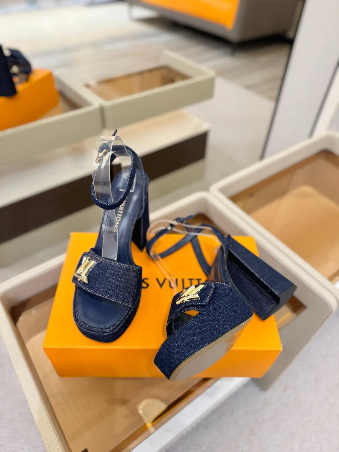Босоножки Женские Louis Vuitton 17946845