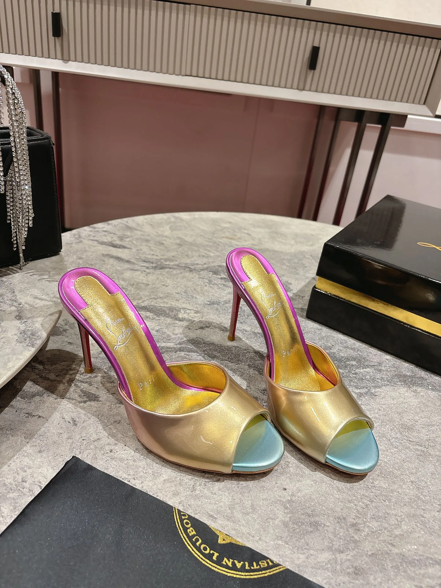 Босоножки Женские Christian Louboutin 17163220