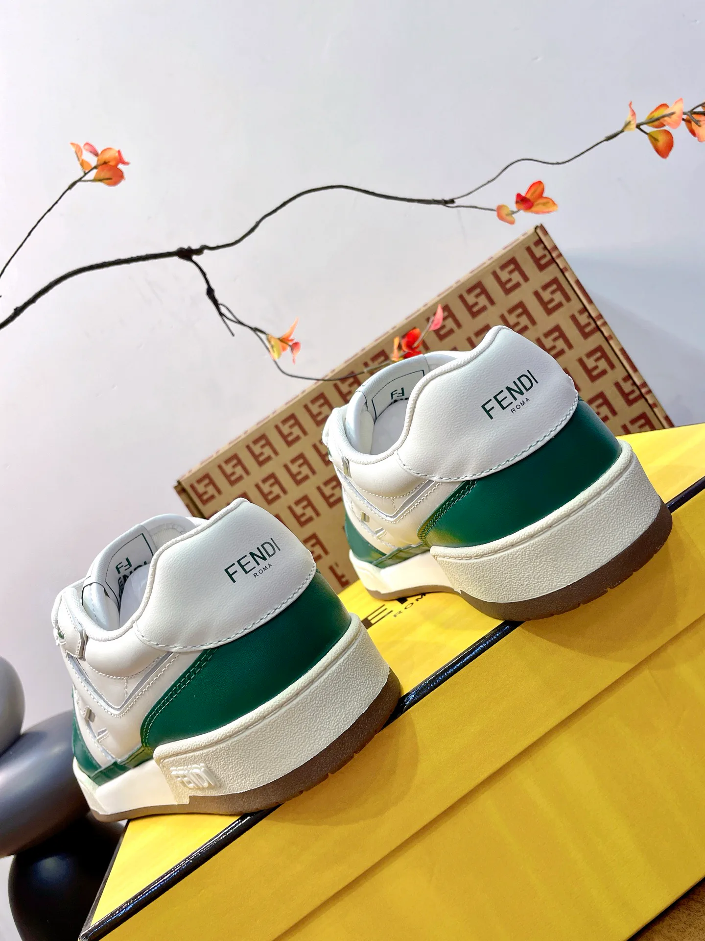 Кроссовки Женские Fendi 17957319