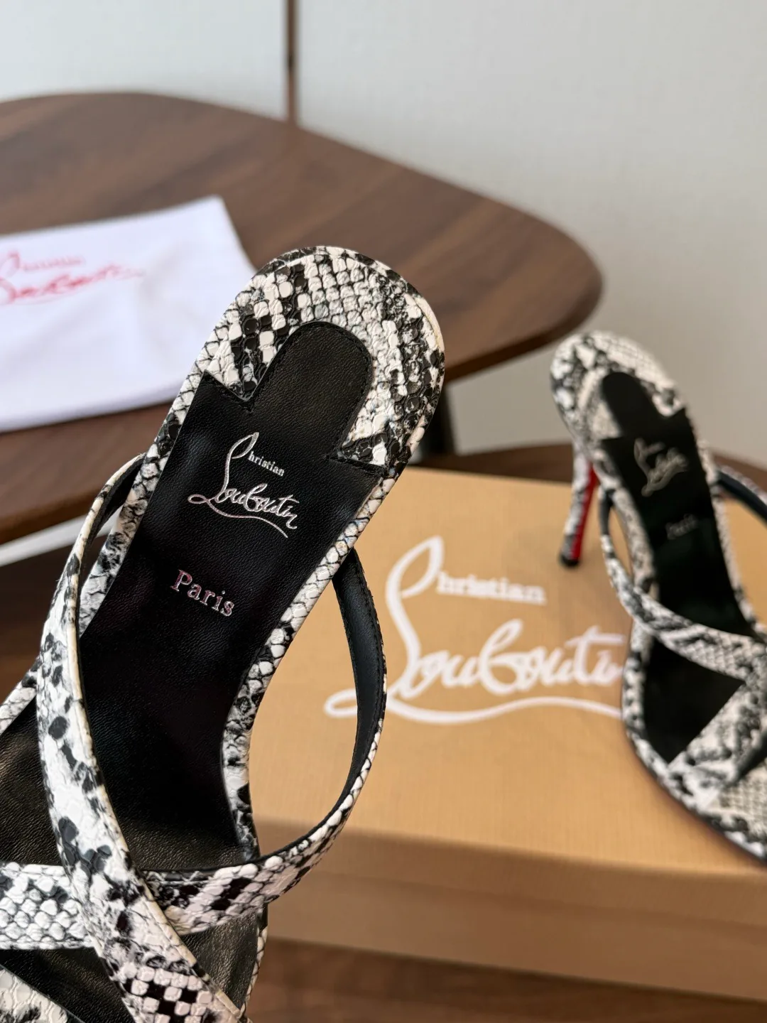 Босоножки Женские Christian Louboutin 18183080