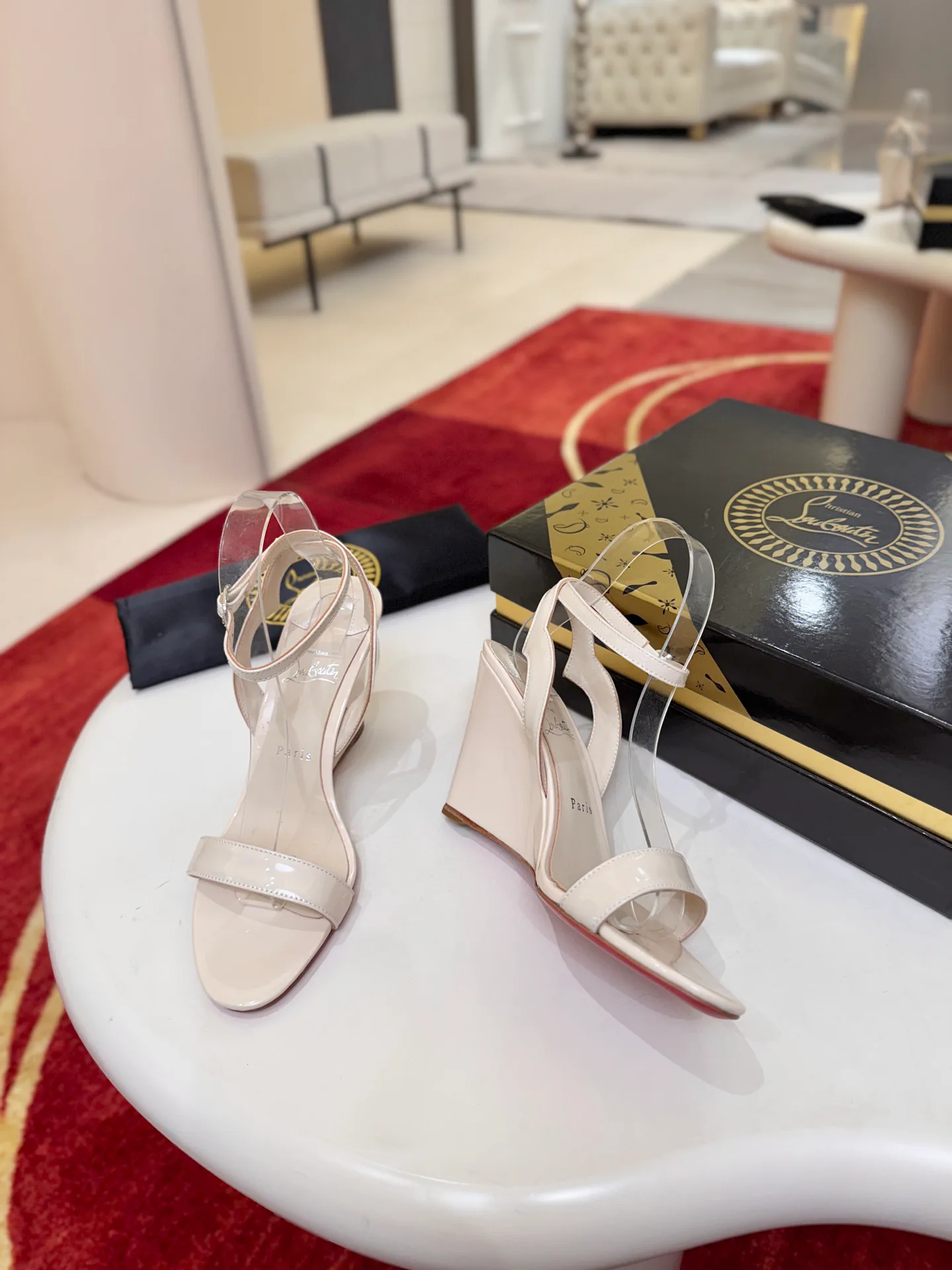Босоножки Женские Christian Louboutin 18500925