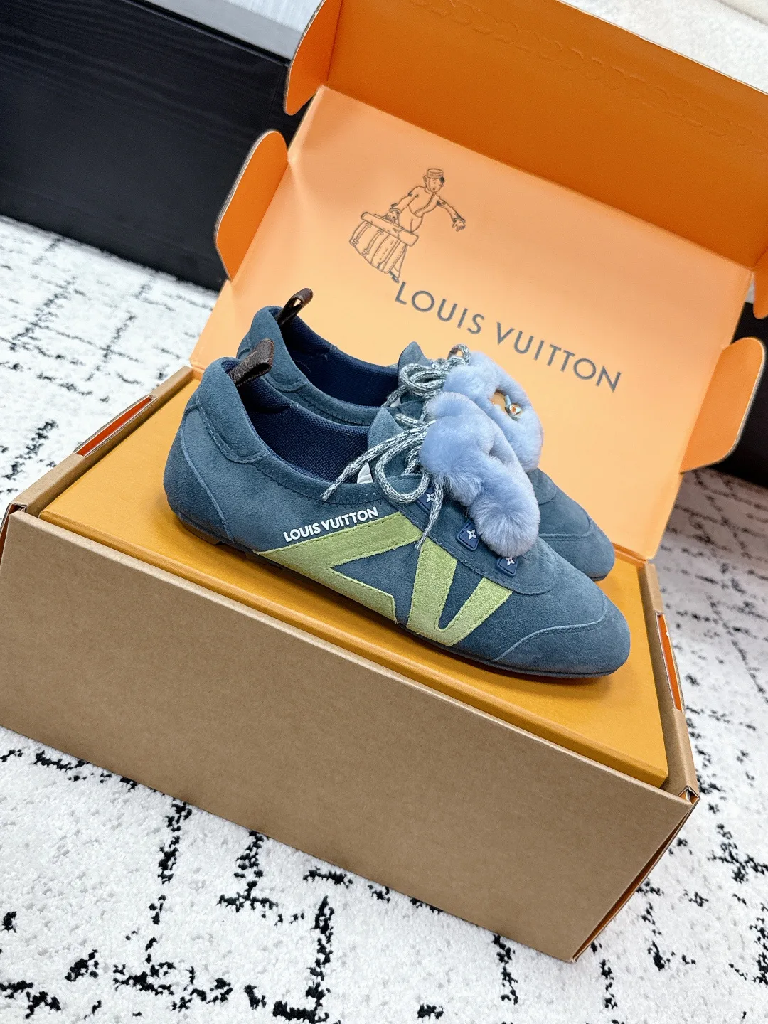 Кроссовки Женские Louis Vuitton 18409697