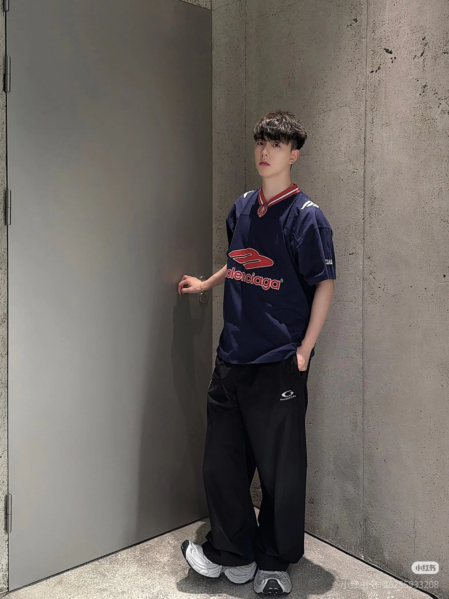 Футболки Женские Balenciaga 687160