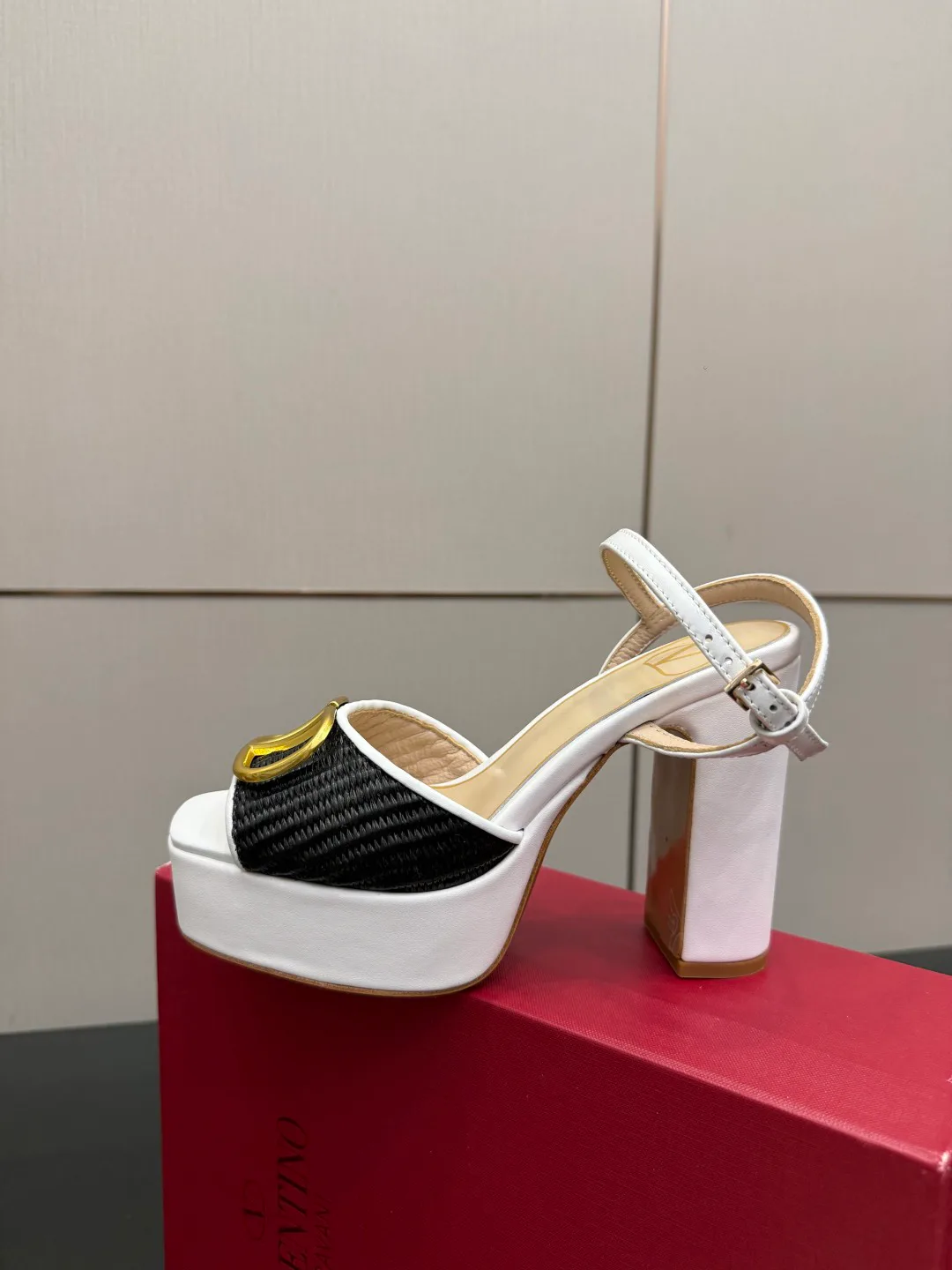 Босоножки Женские Valentino 13241316