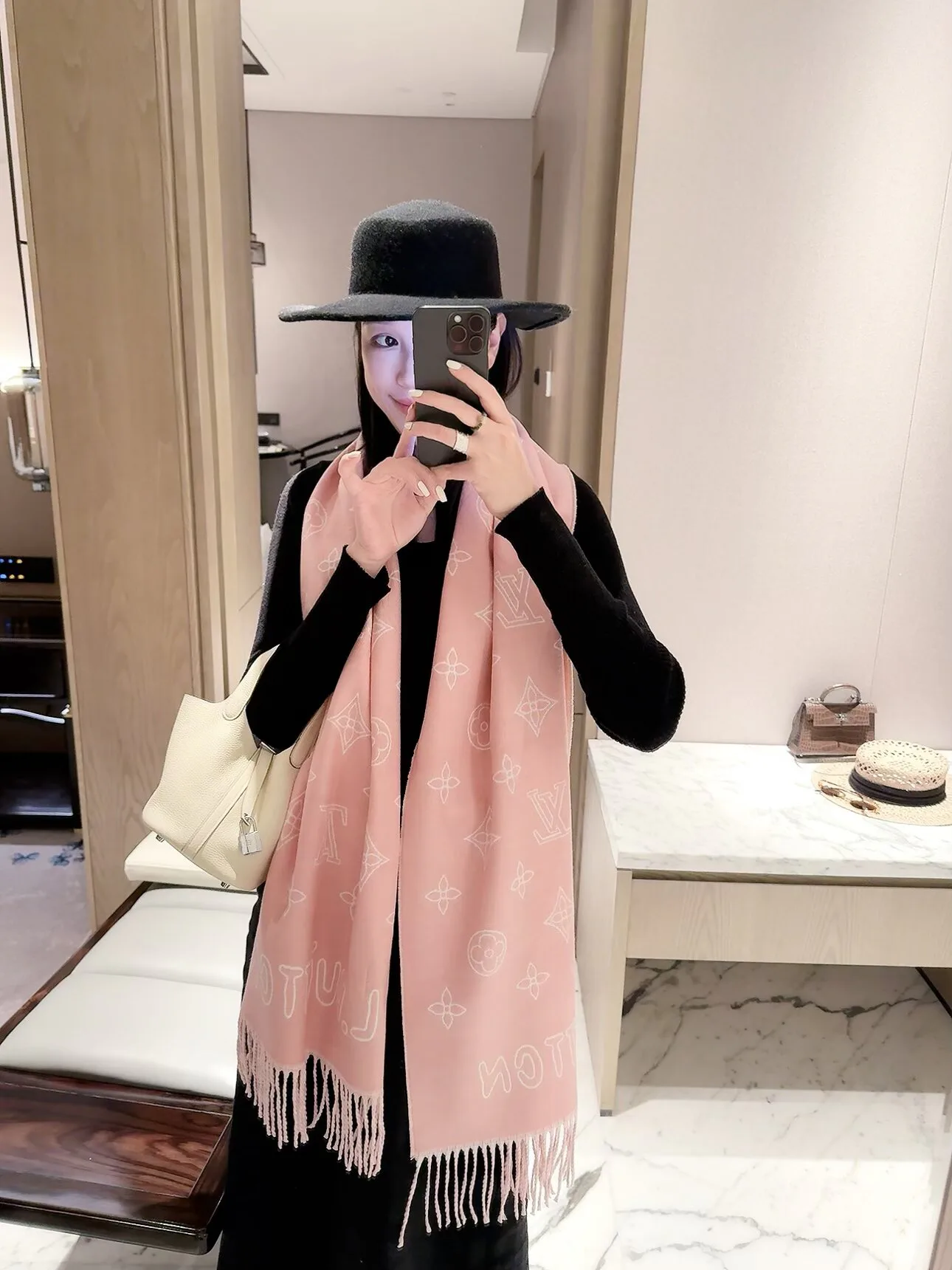 Шарфы Louis Vuitton 18377556