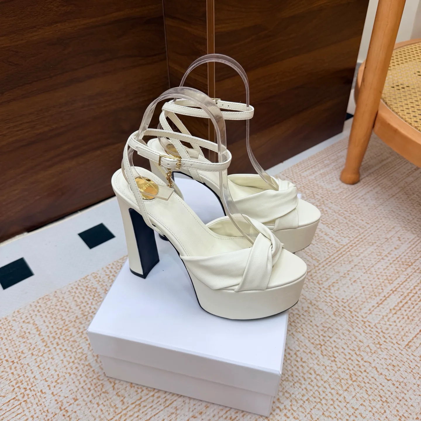 Босоножки Женские Saint Laurent 18104669