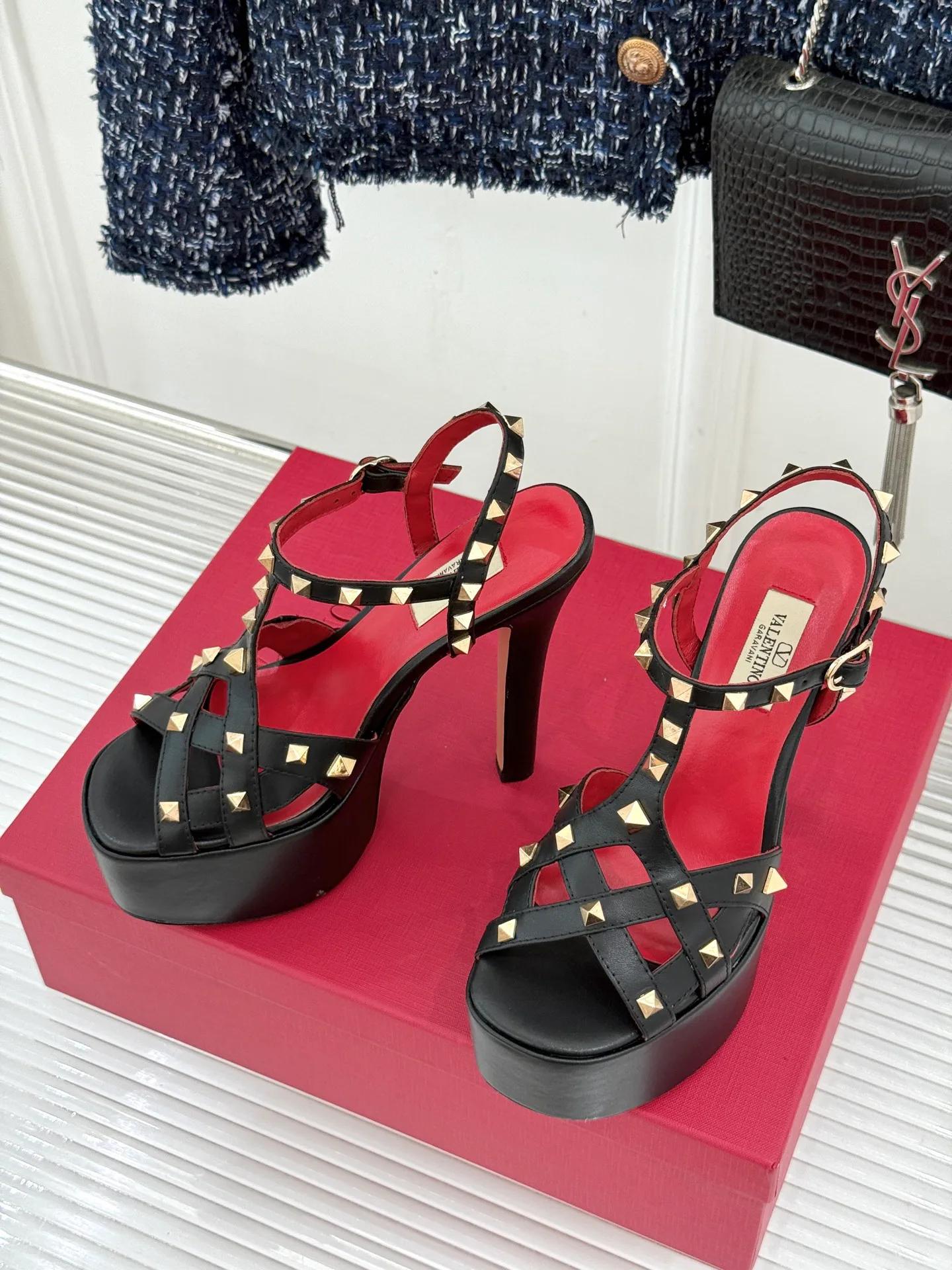 Босоножки Женские Valentino 18198293