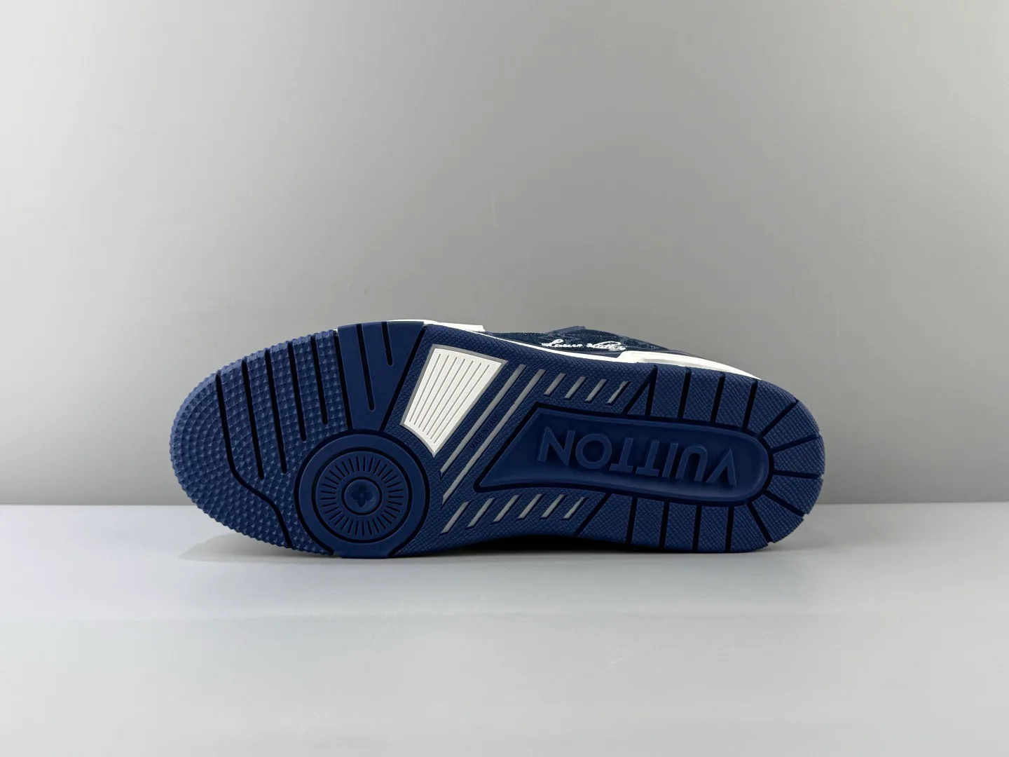 Кроссовки Женские Louis Vuitton 18552374