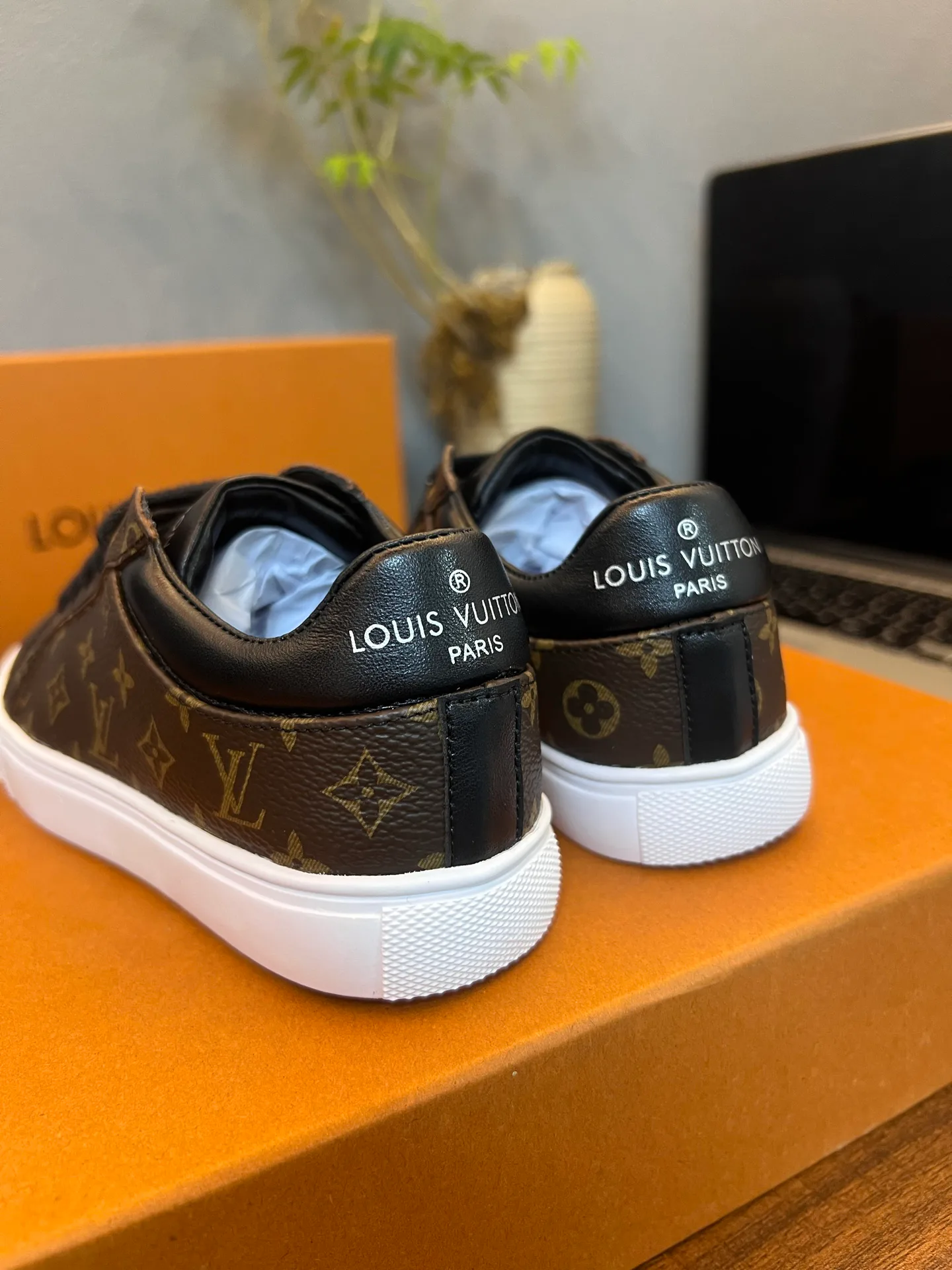Кроссовки Женские Louis Vuitton 18077535