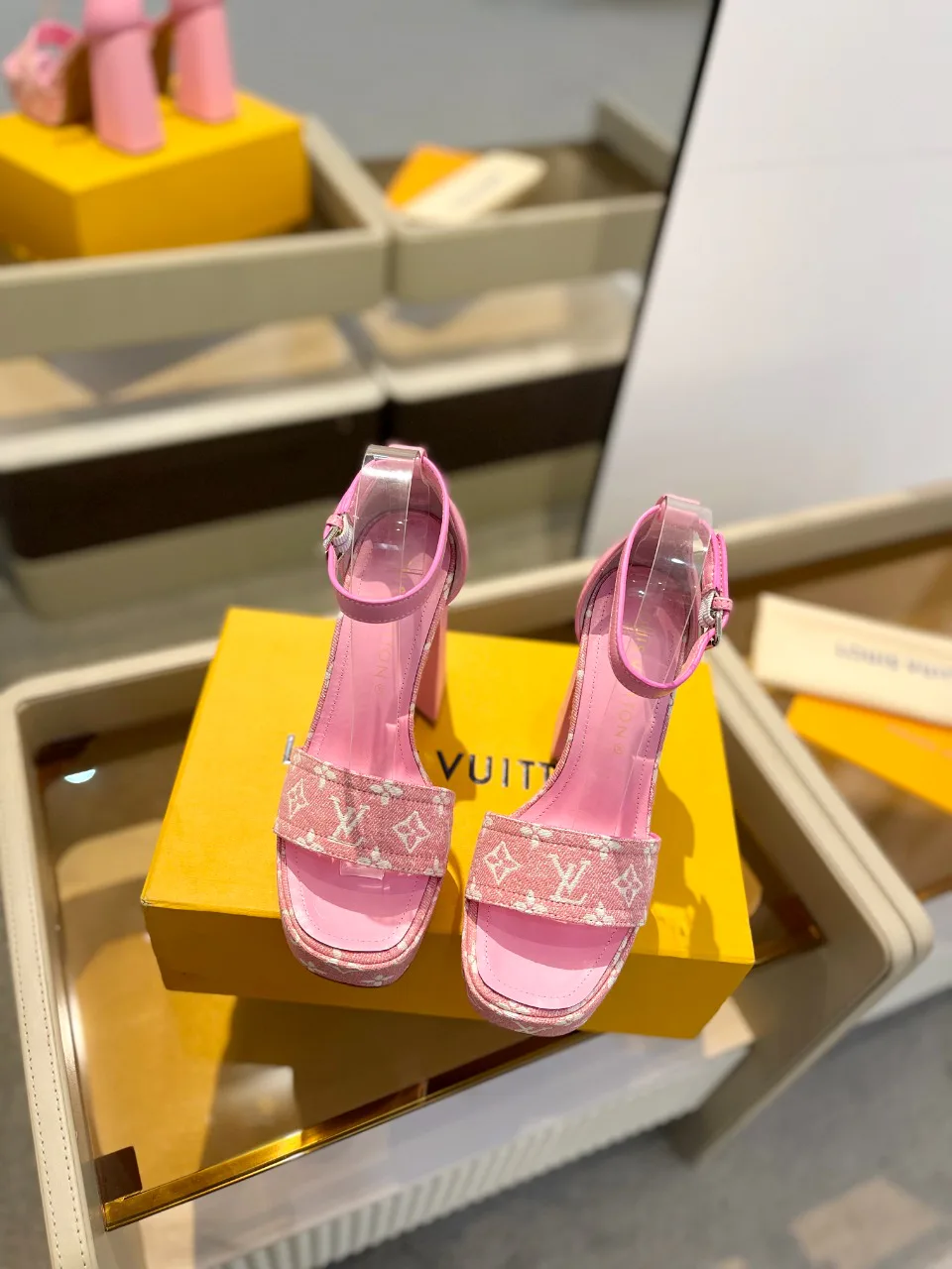 Босоножки Женские Louis Vuitton 17946838