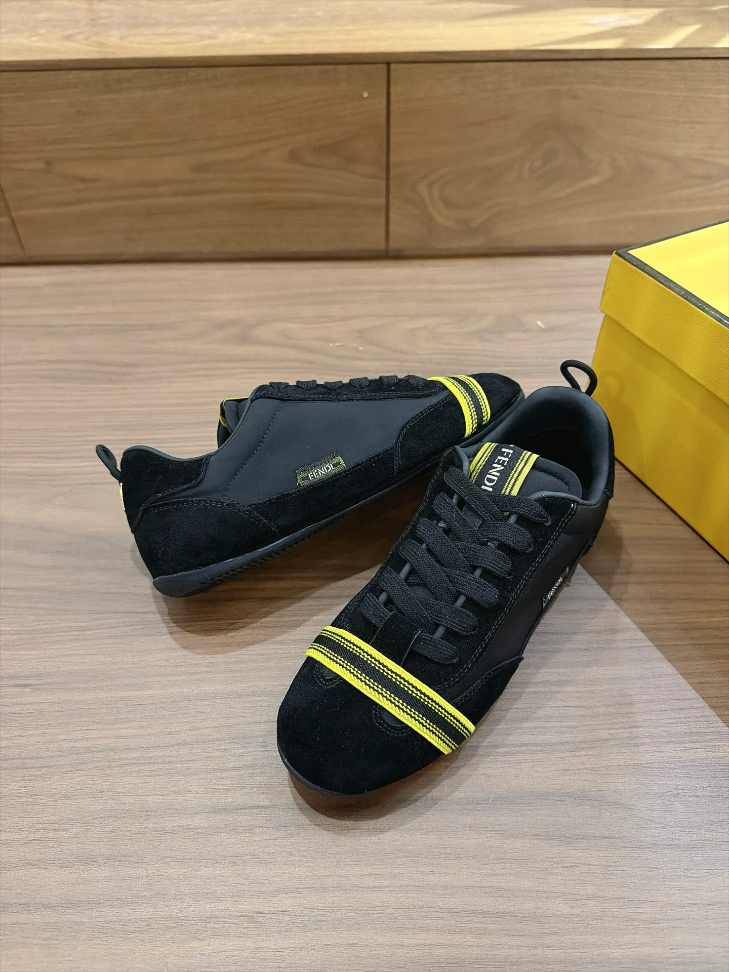 Кроссовки Женские Fendi 18373650