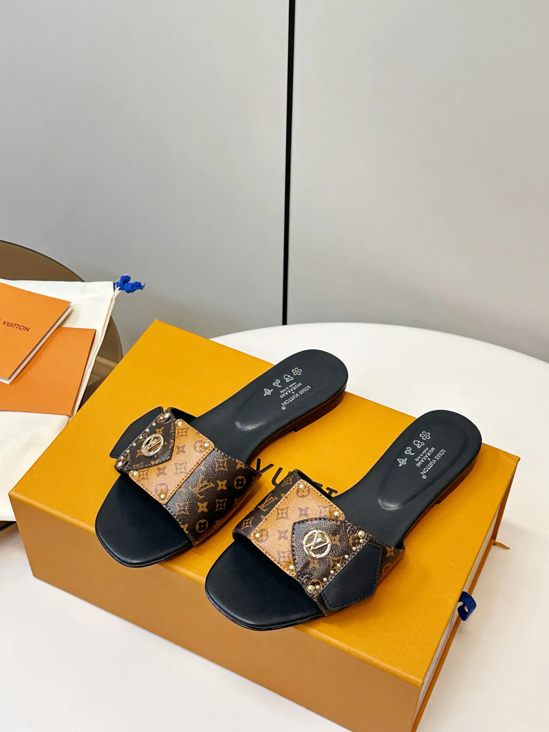 Шлепанцы Женские Louis Vuitton 12338559