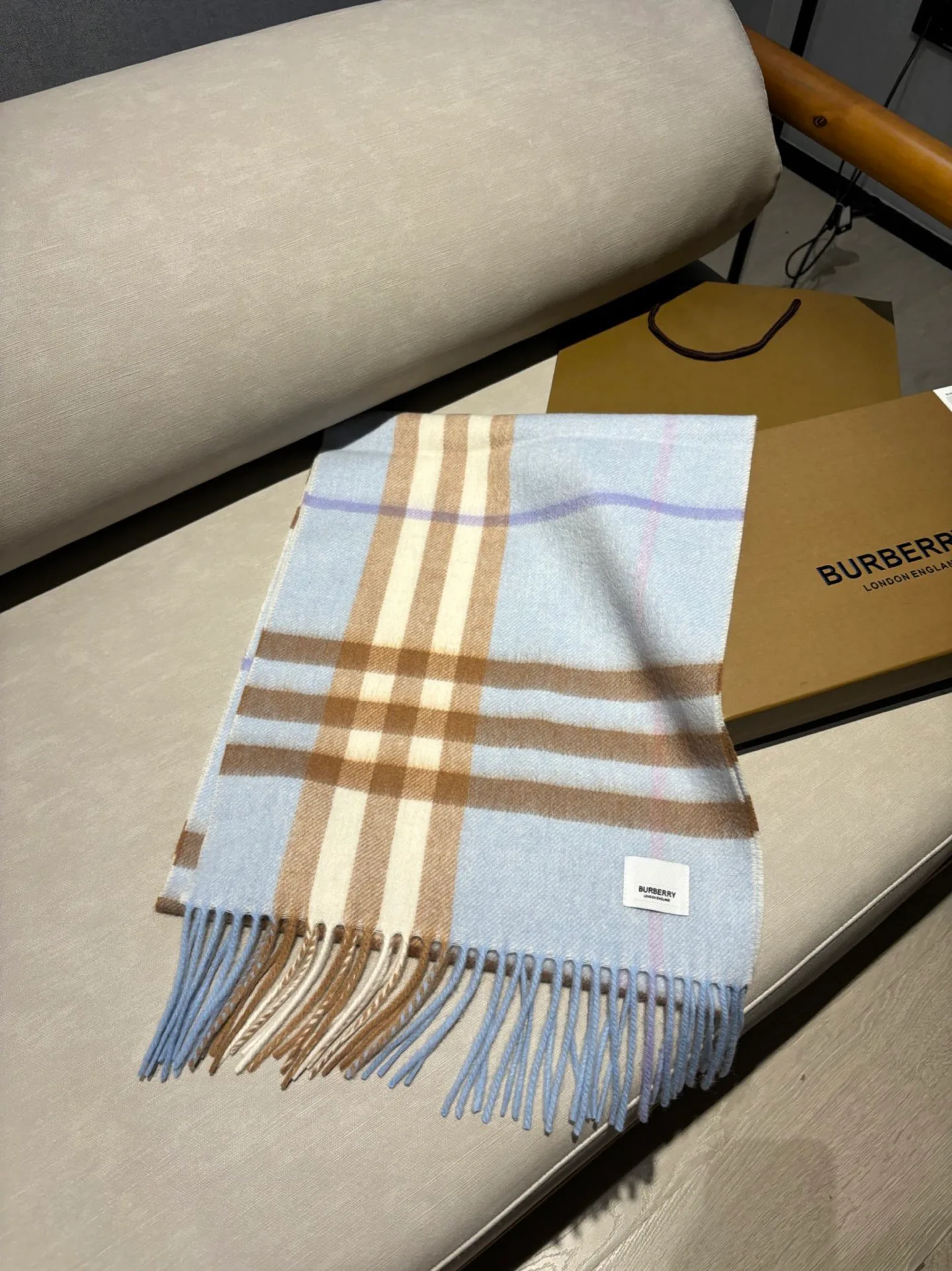 Шарфы Burberry 18507480