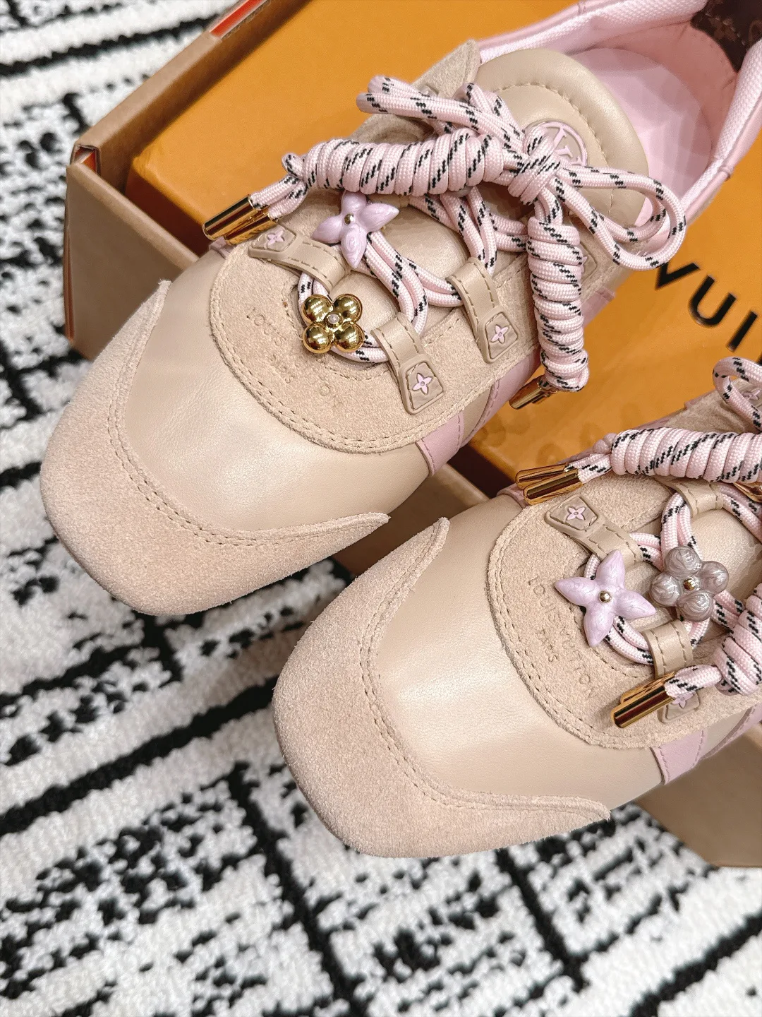 Кроссовки Женские Louis Vuitton 17978325