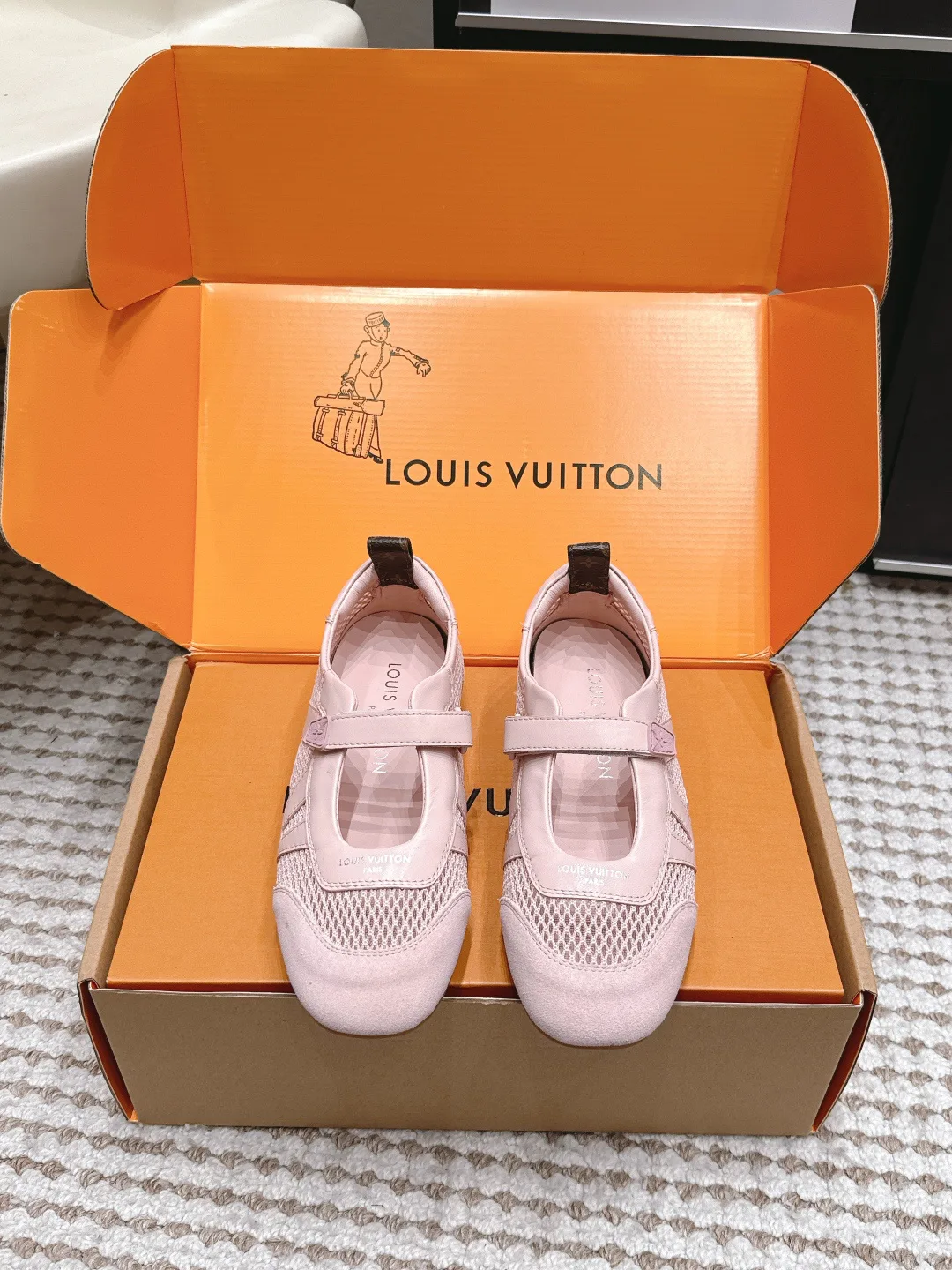 Кроссовки Женские Louis Vuitton 19043359