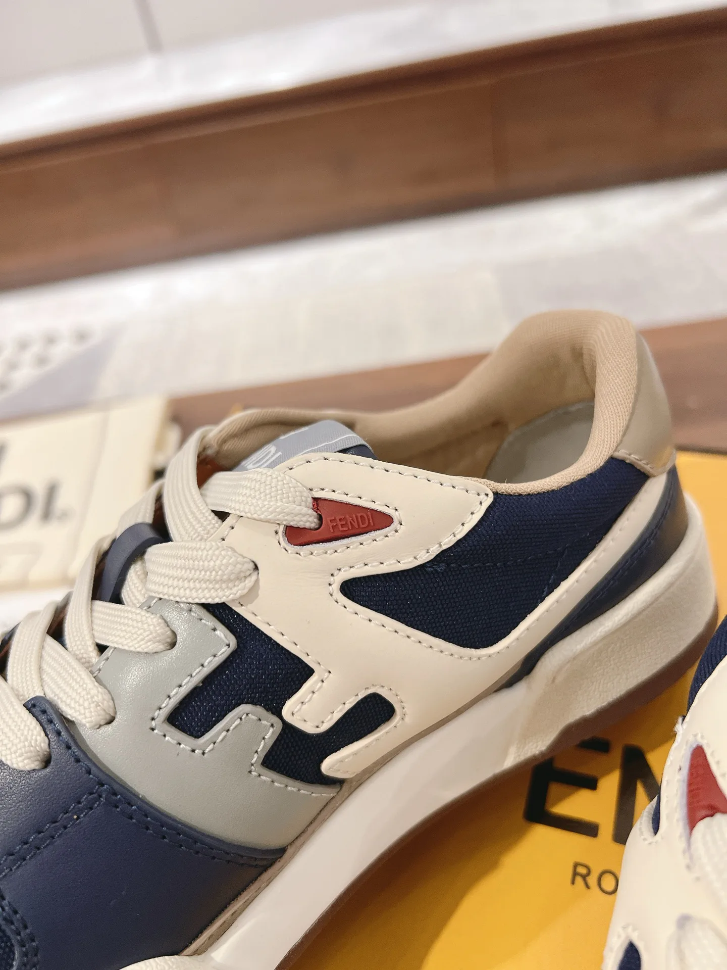Кроссовки Женские Fendi 18219546