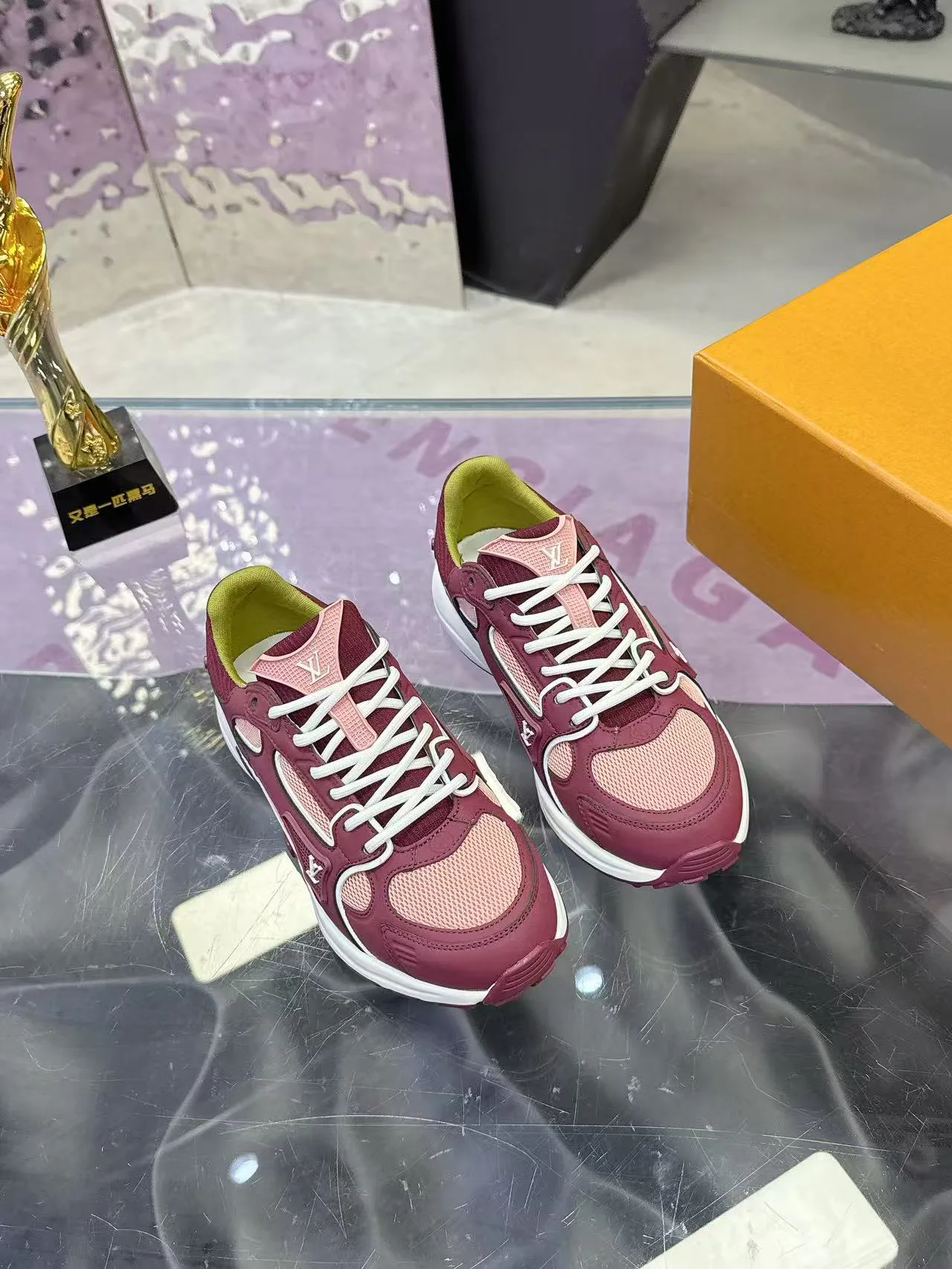 Кроссовки Женские Louis Vuitton 17530424