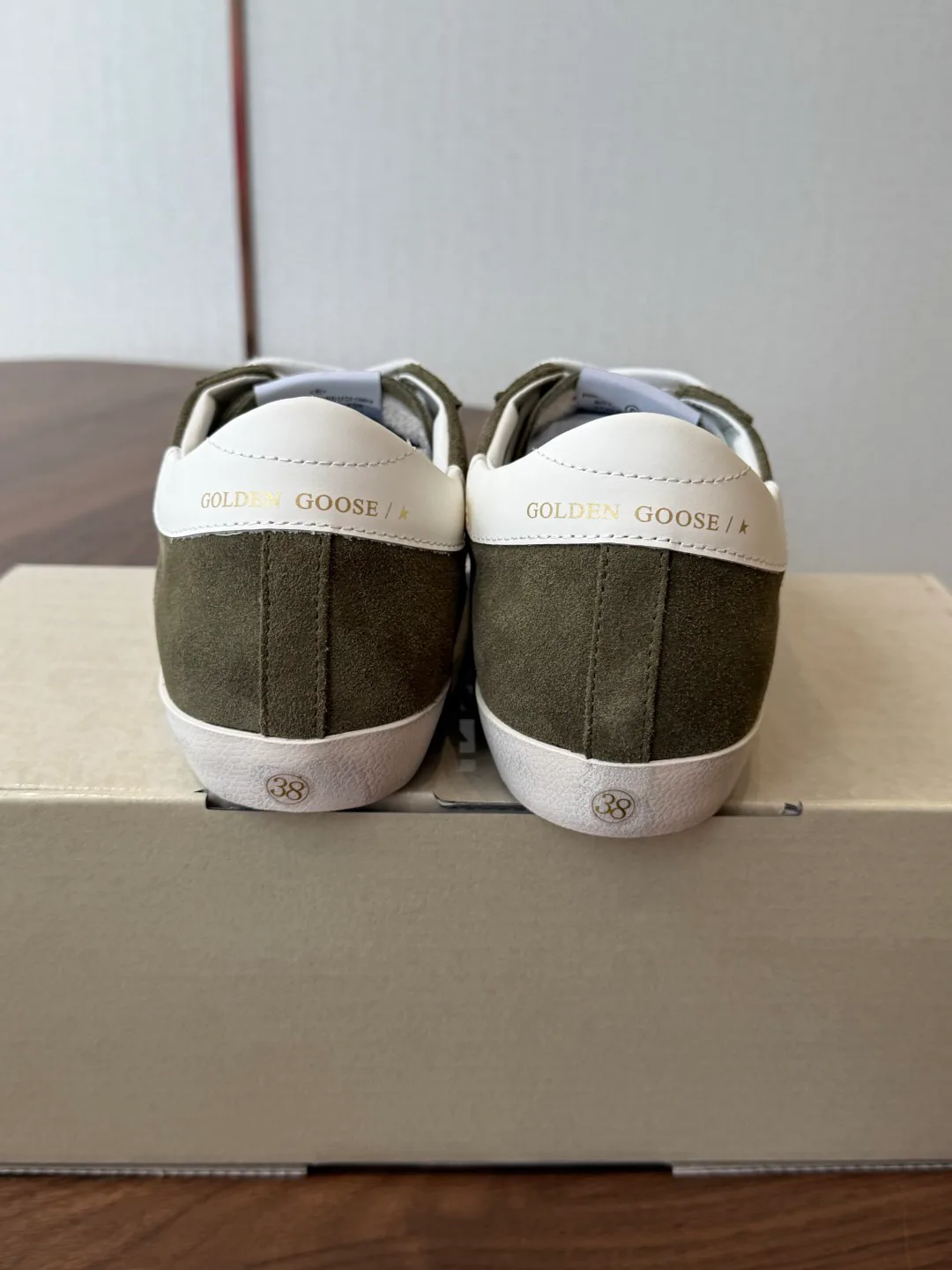 Кроссовки Женские Golden Goose 18146569