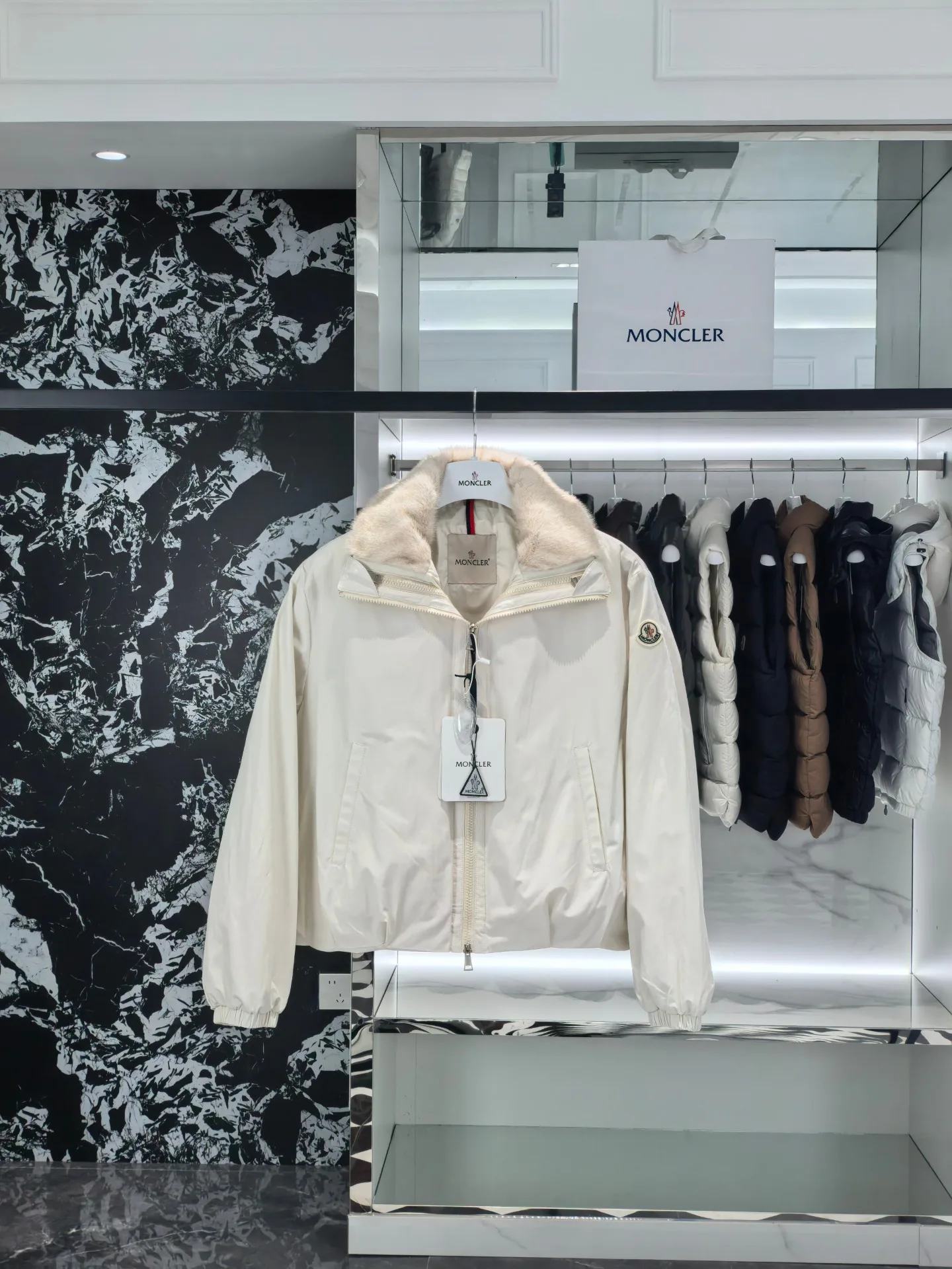 Куртки И Пуховики Женские Moncler 18725325