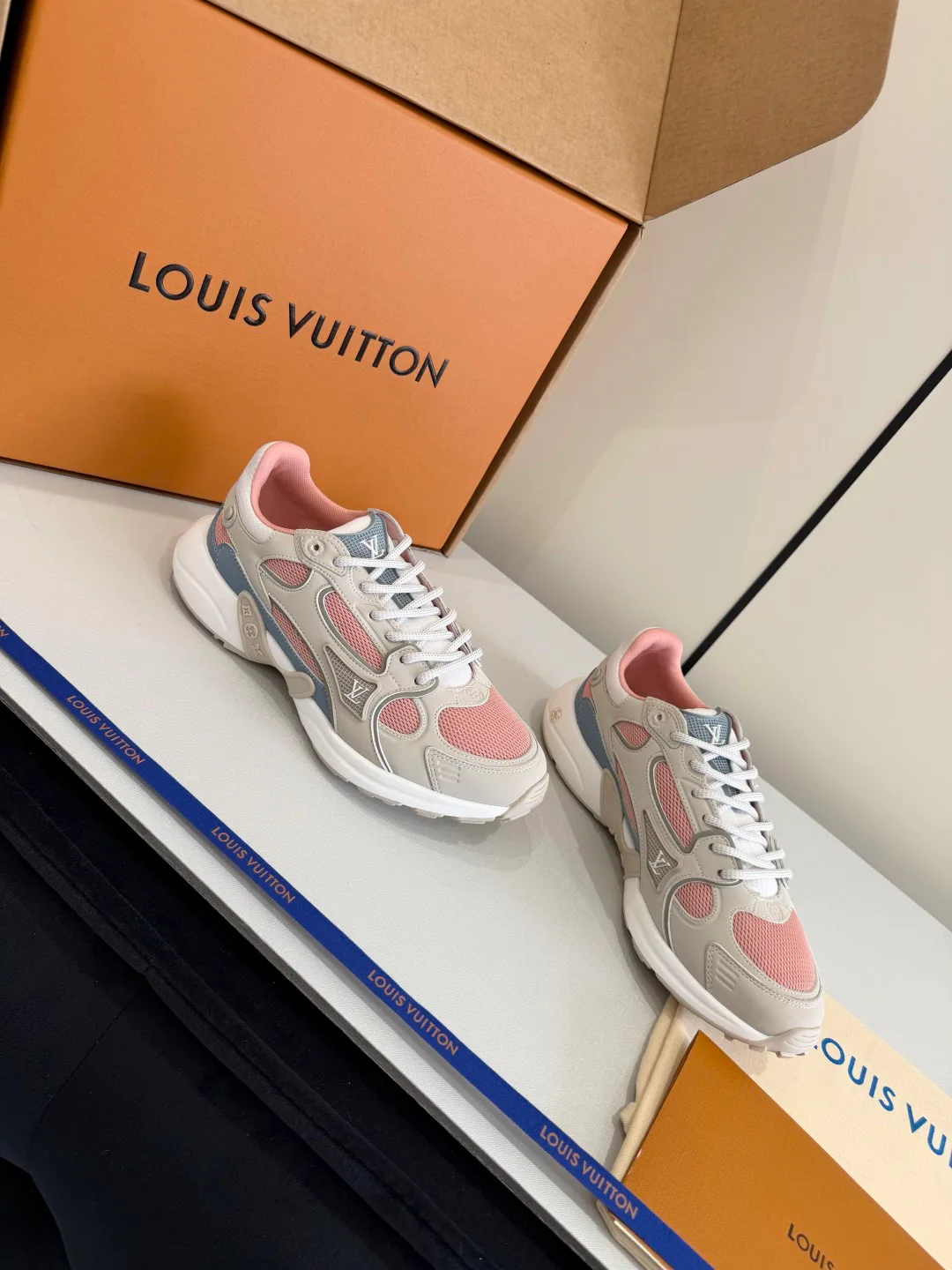 Кроссовки Женские Louis Vuitton 11497550