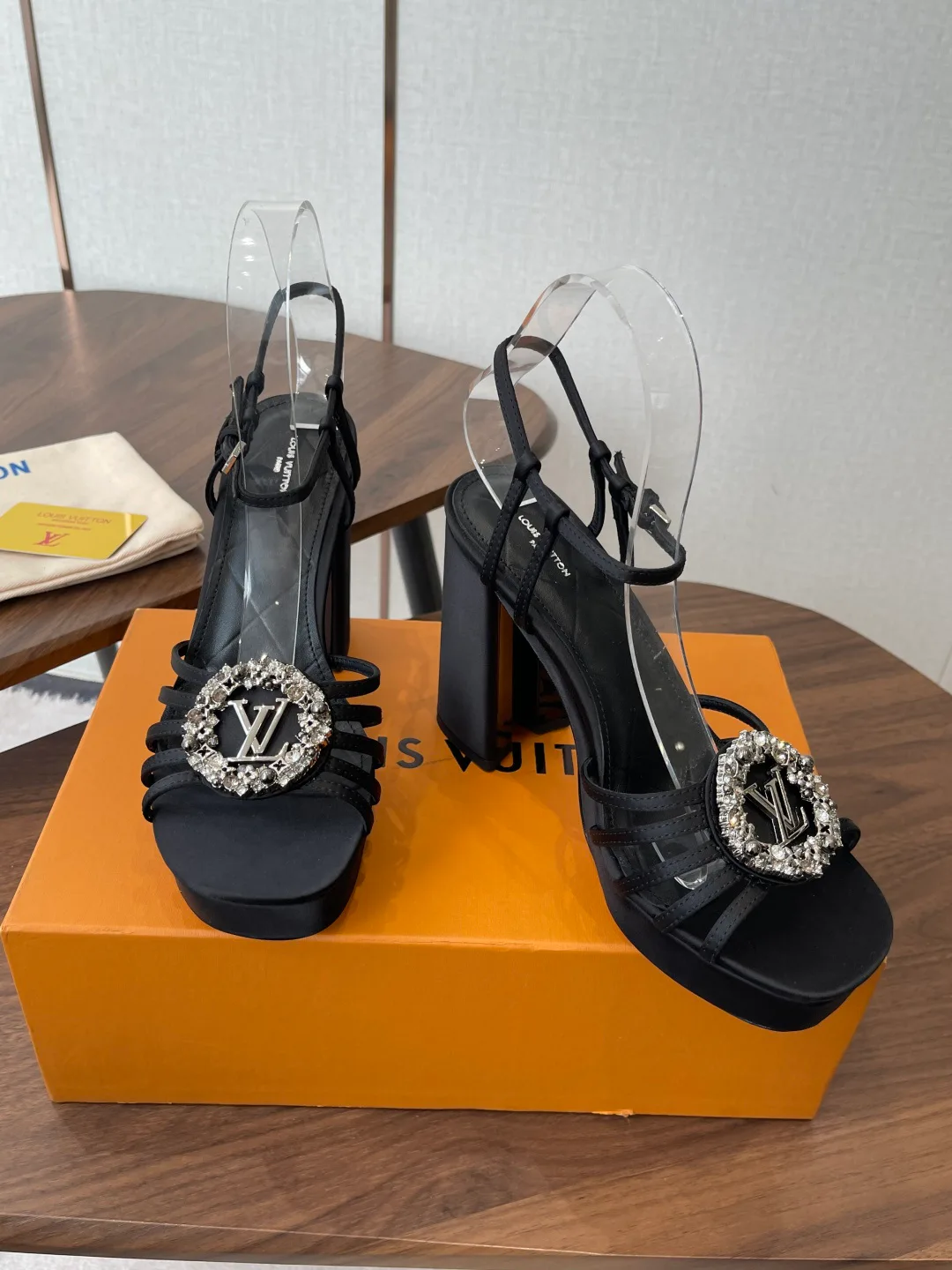 Босоножки Женские Louis Vuitton 11427938
