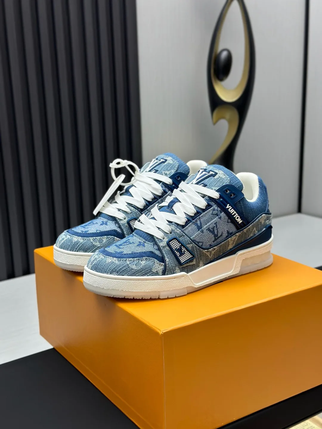 Кроссовки Женские Louis Vuitton 18011532