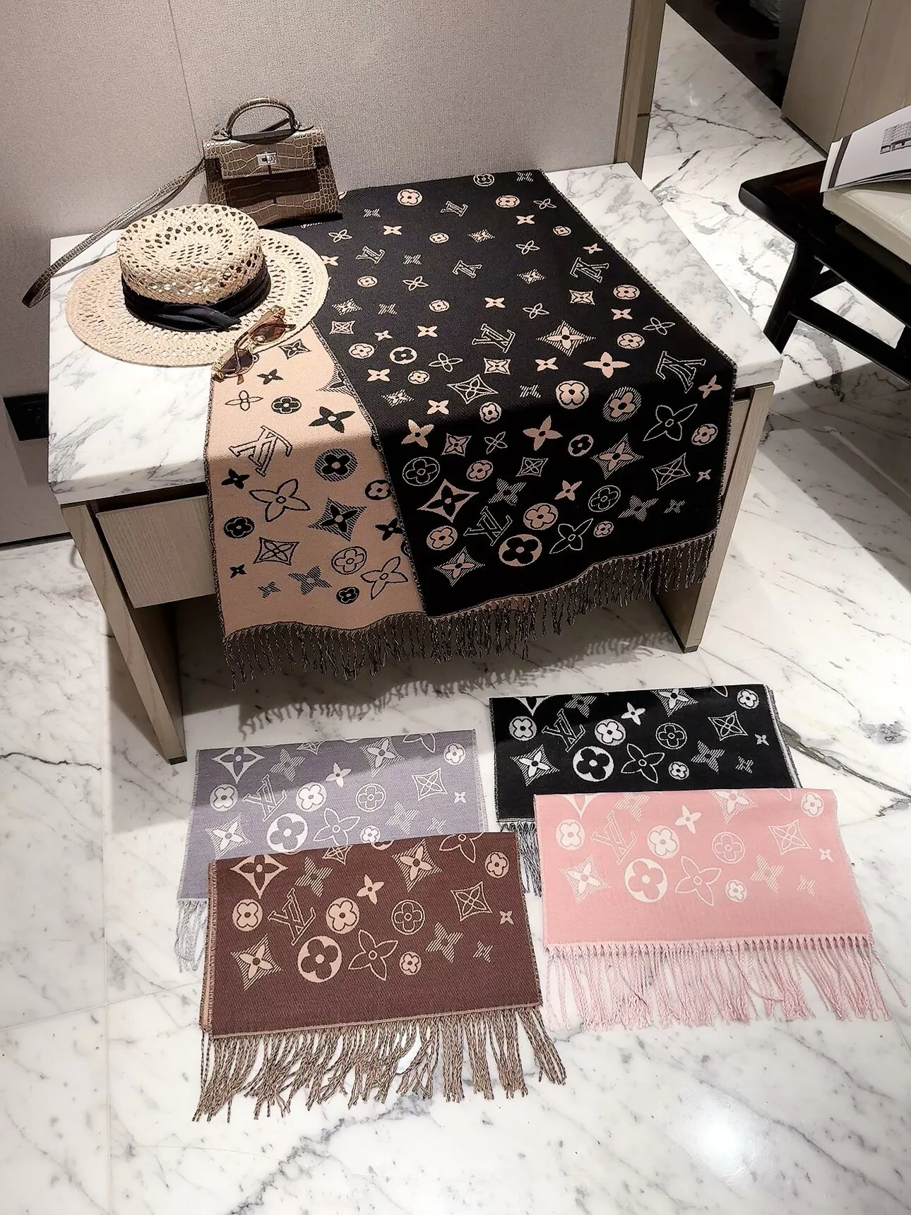 Шарфы Louis Vuitton 18377550